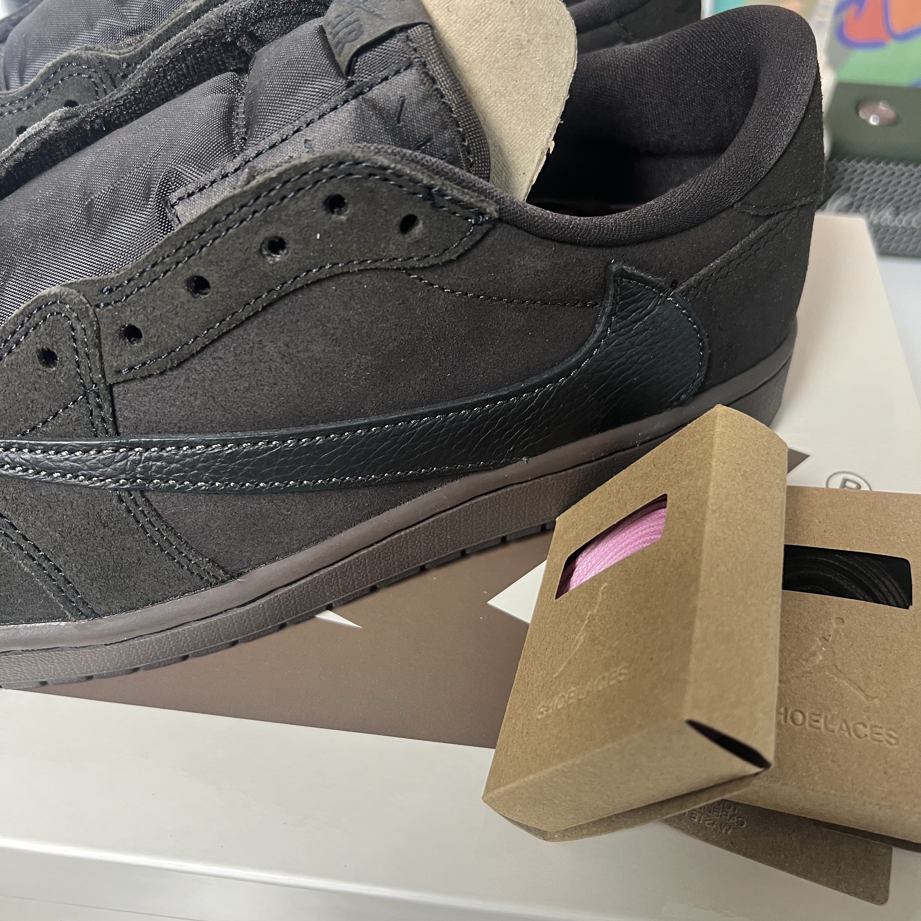 Jordan 1 x Travis Scott Retro Low OG SP Velvet Brown and Dark Mocha 착용 스타일 - 1