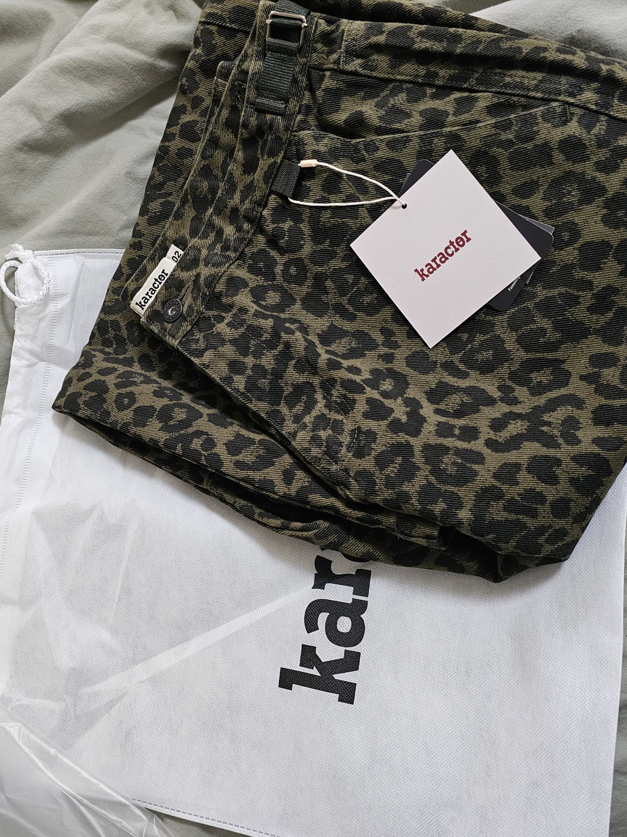 Karactor Lumping Cargo Pants Leopard Khaki 착용 스타일 - 1