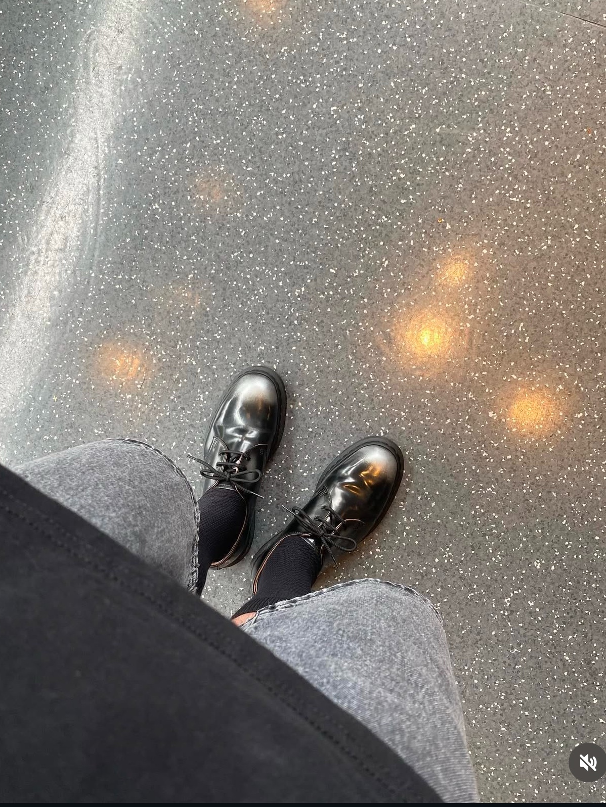 Dr. Martens x Supreme 1461 Gray Silver 착용 스타일 - 4
