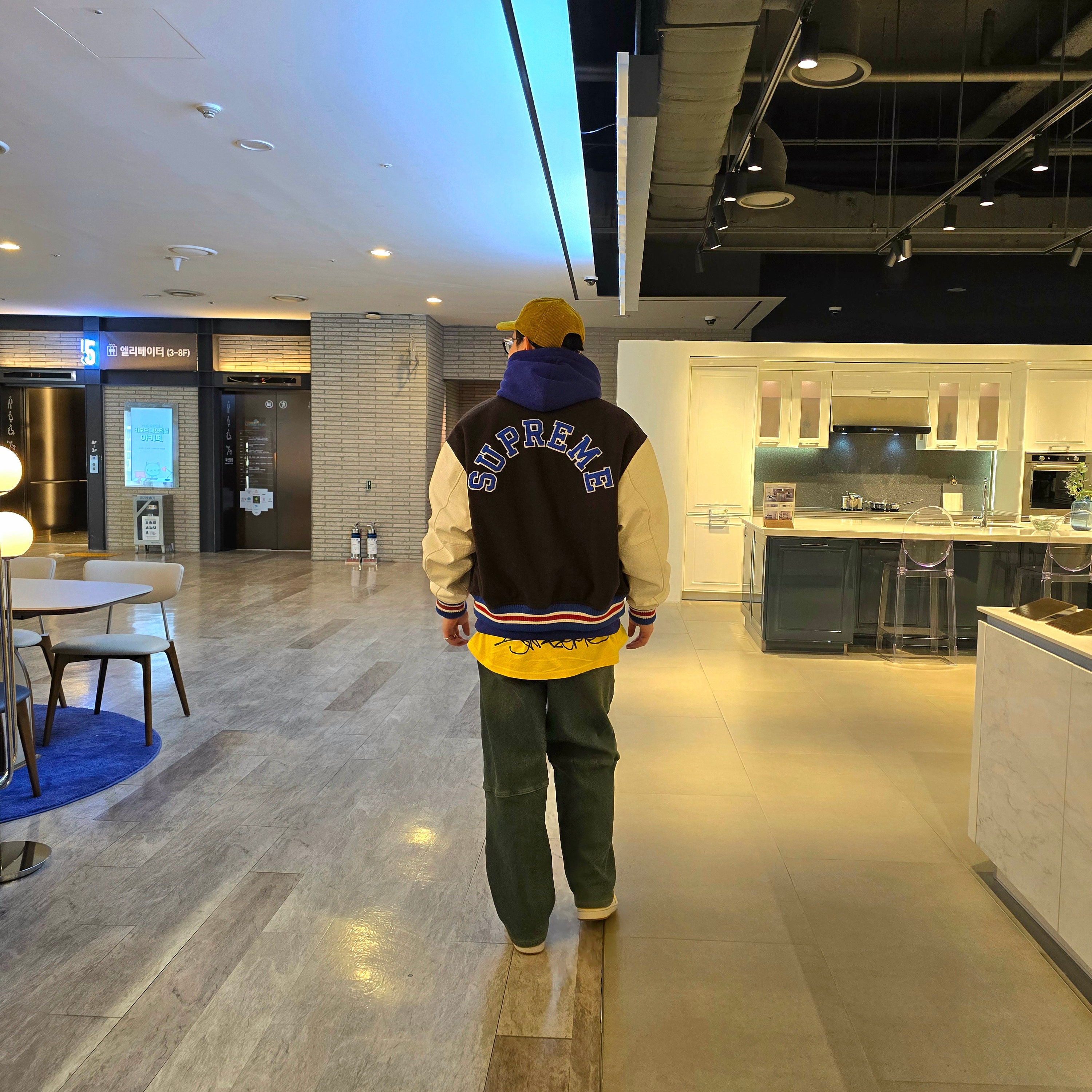 Supreme Tiger Varsity Jacket Brown - 23FW, Supreme Collegiate Acronym Hooded Sweatshirt Dark Royal - 24FW 착용 스타일 - 2