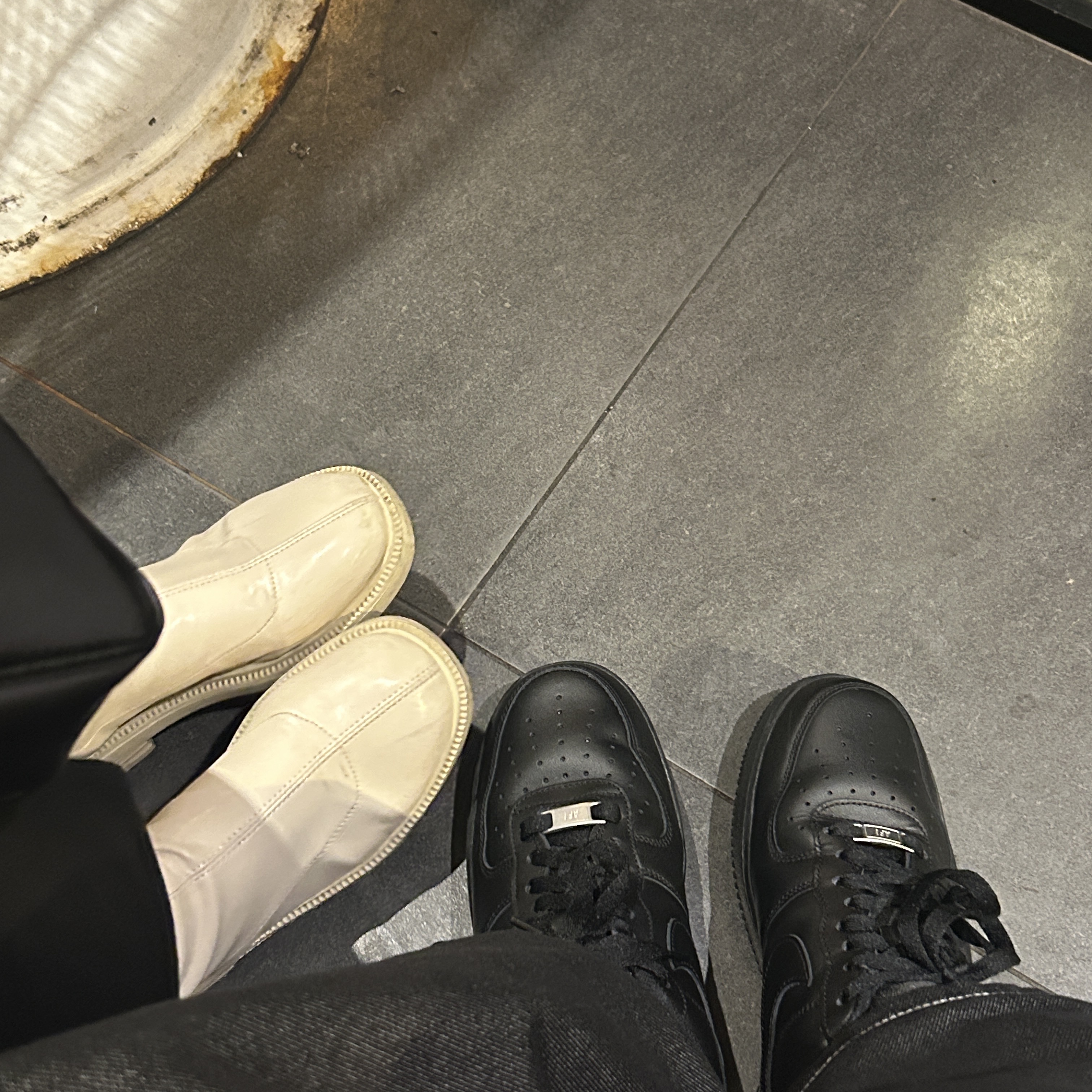 Nike Air Force 1 '07 Low Triple Black 착용 스타일