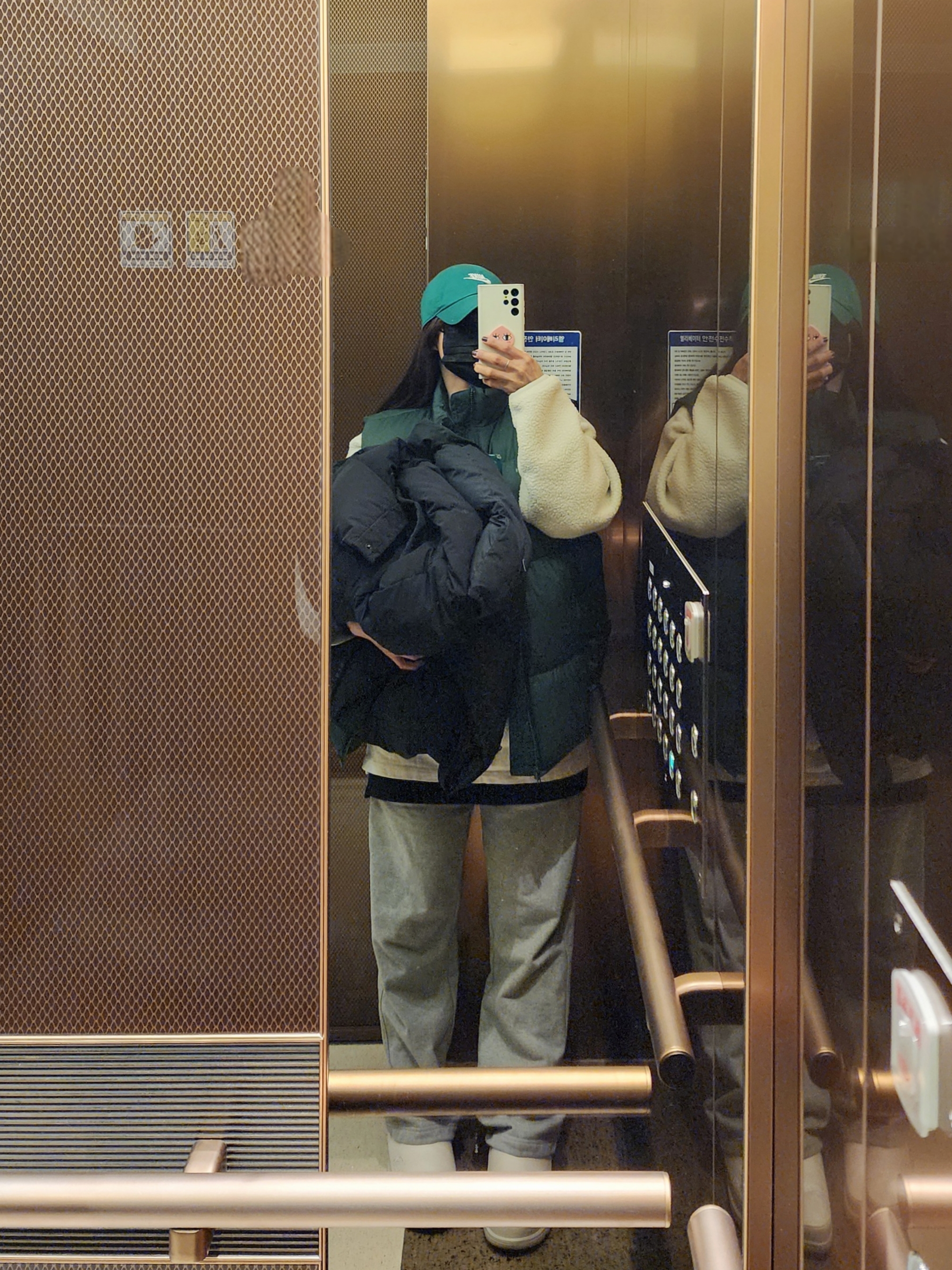 Nike NSW Club Primaloft Water-Repellent Puffer Vest Fir - Asia, Nike NSW Essential+ Fleece Crewneck Light Bone - Asia 착용 스타일