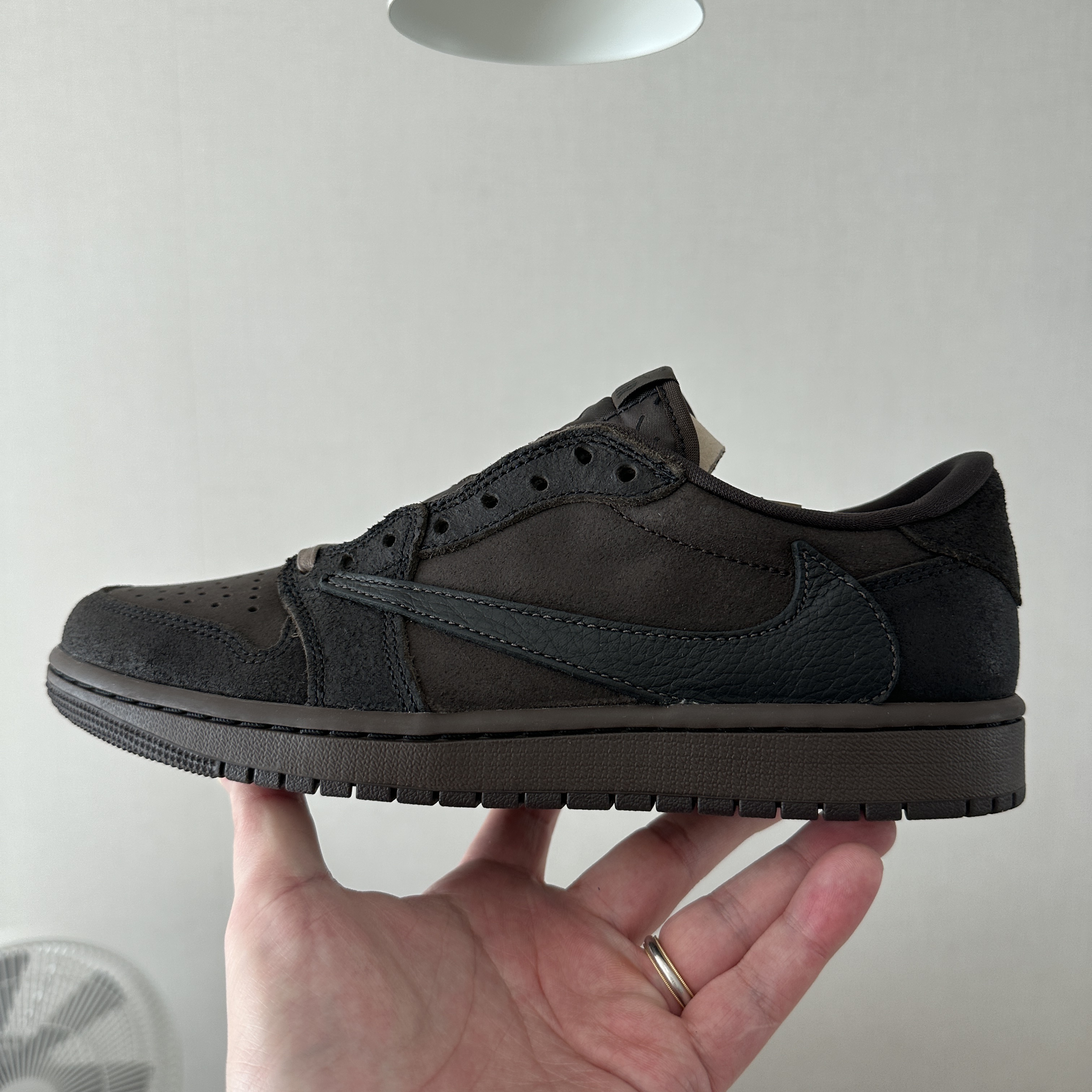 Jordan 1 x Travis Scott Retro Low OG SP Velvet Brown and Dark Mocha 착용 스타일