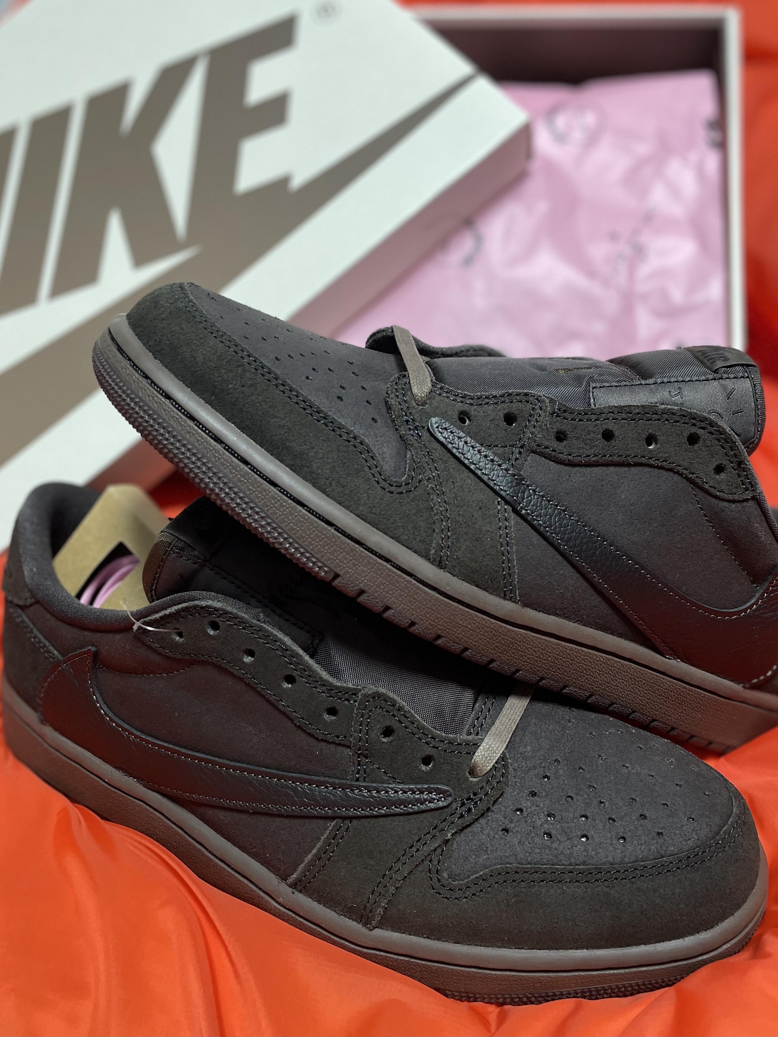 Jordan 1 x Travis Scott Retro Low OG SP Velvet Brown and Dark Mocha 착용 스타일 - 2