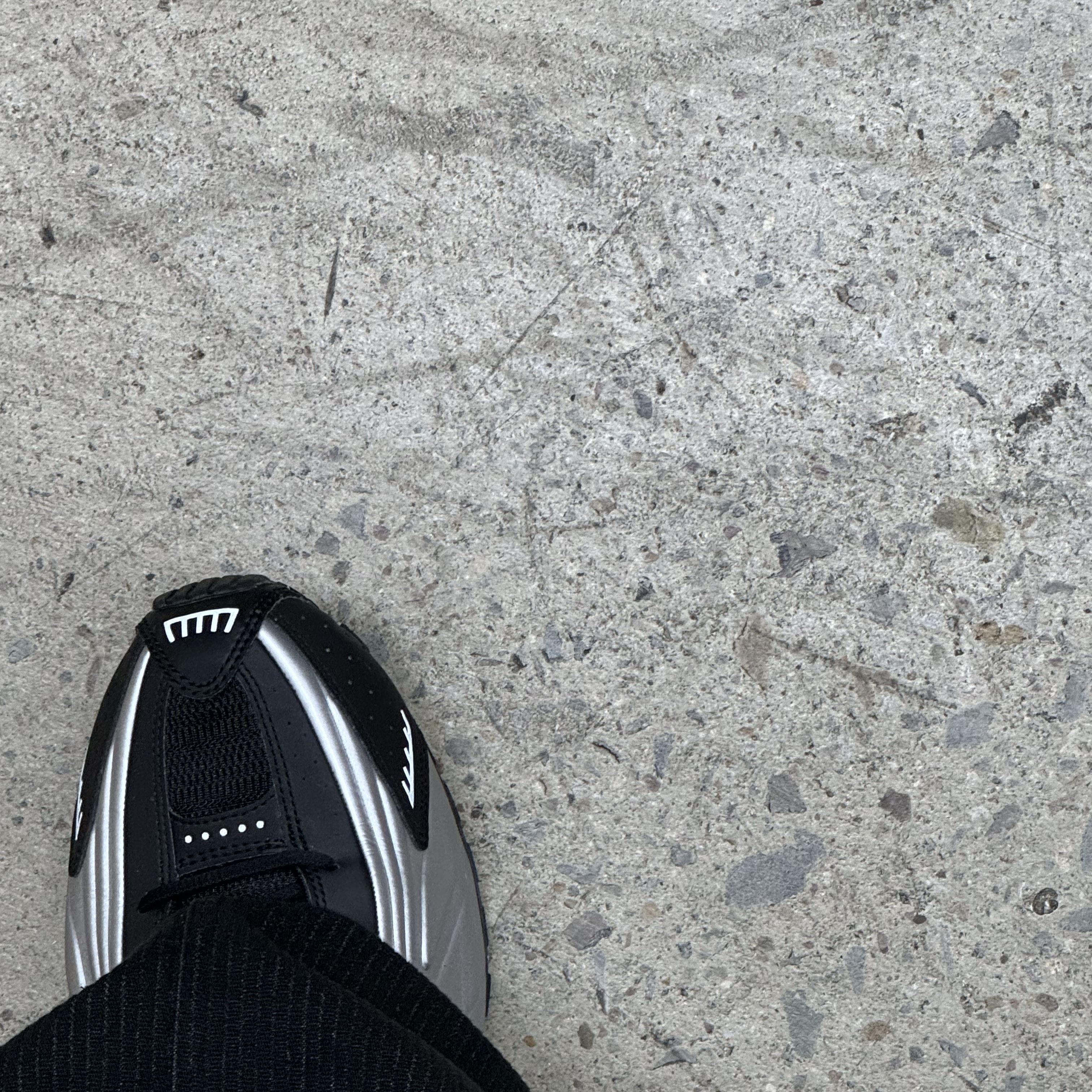 Nike Shox R4 Black and Metallic Silver 착용 스타일 - 1