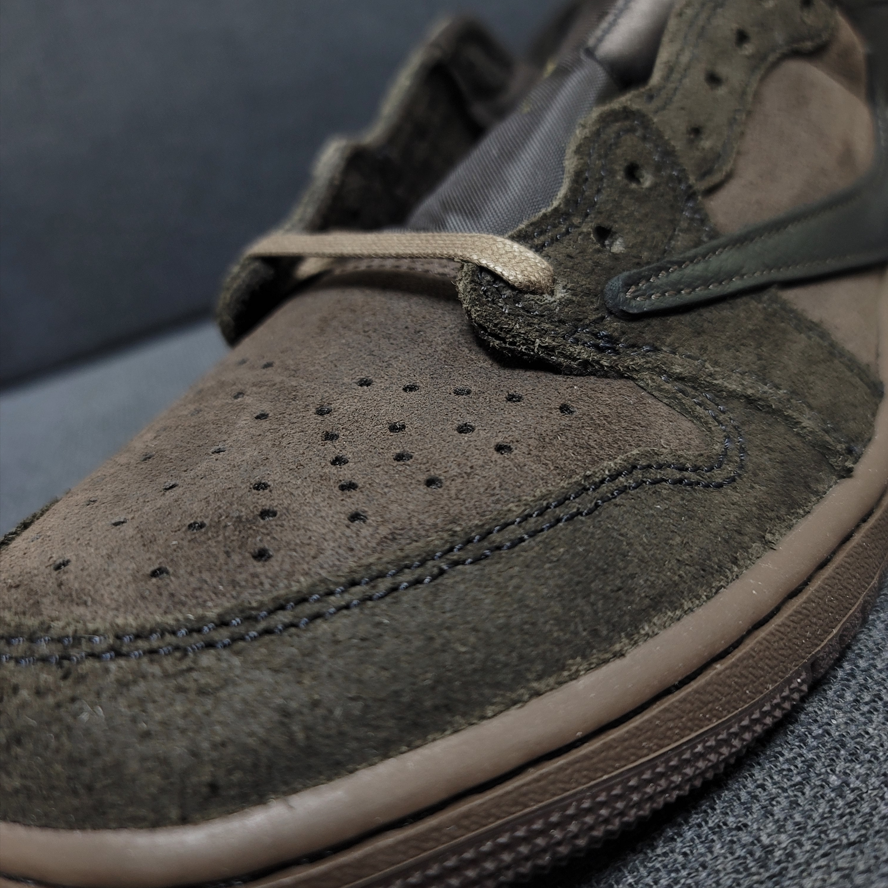 Jordan 1 x Travis Scott Retro Low OG SP Velvet Brown and Dark Mocha 착용 스타일 - 2