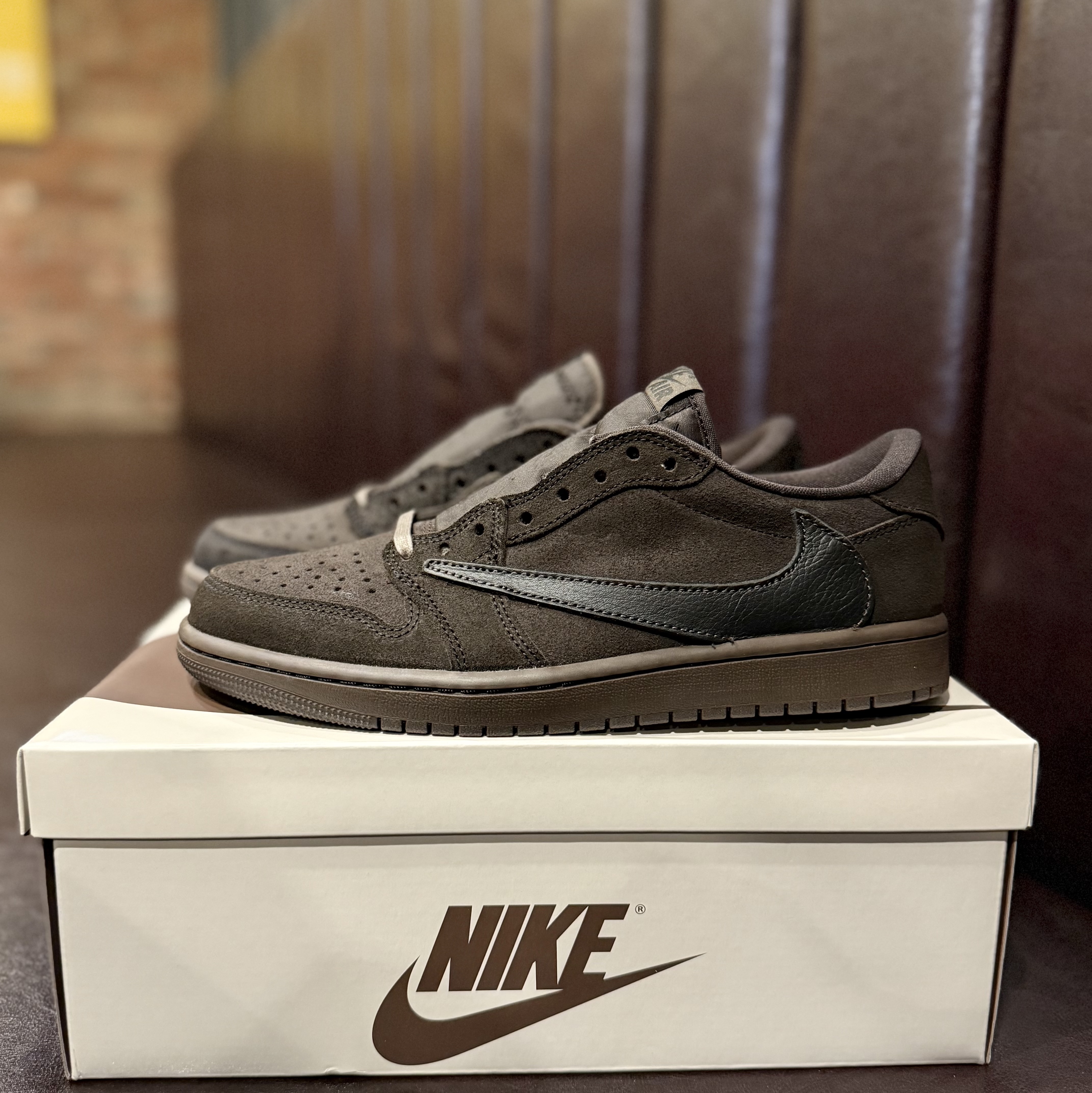 Jordan 1 x Travis Scott Retro Low OG SP Velvet Brown and Dark Mocha 착용 스타일 - 1
