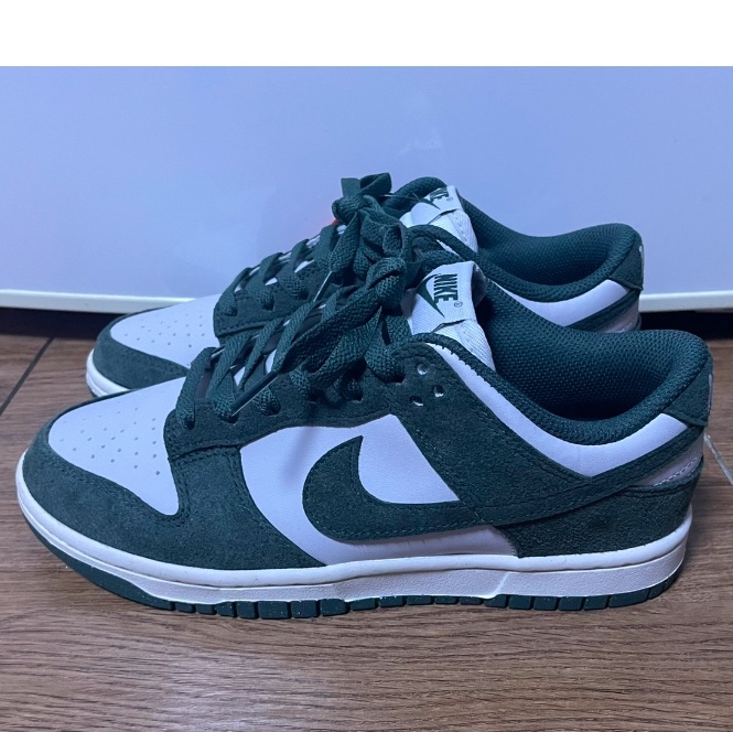 (W) Nike Dunk Low Photon Dust Vintage Green 착용 스타일 - 1