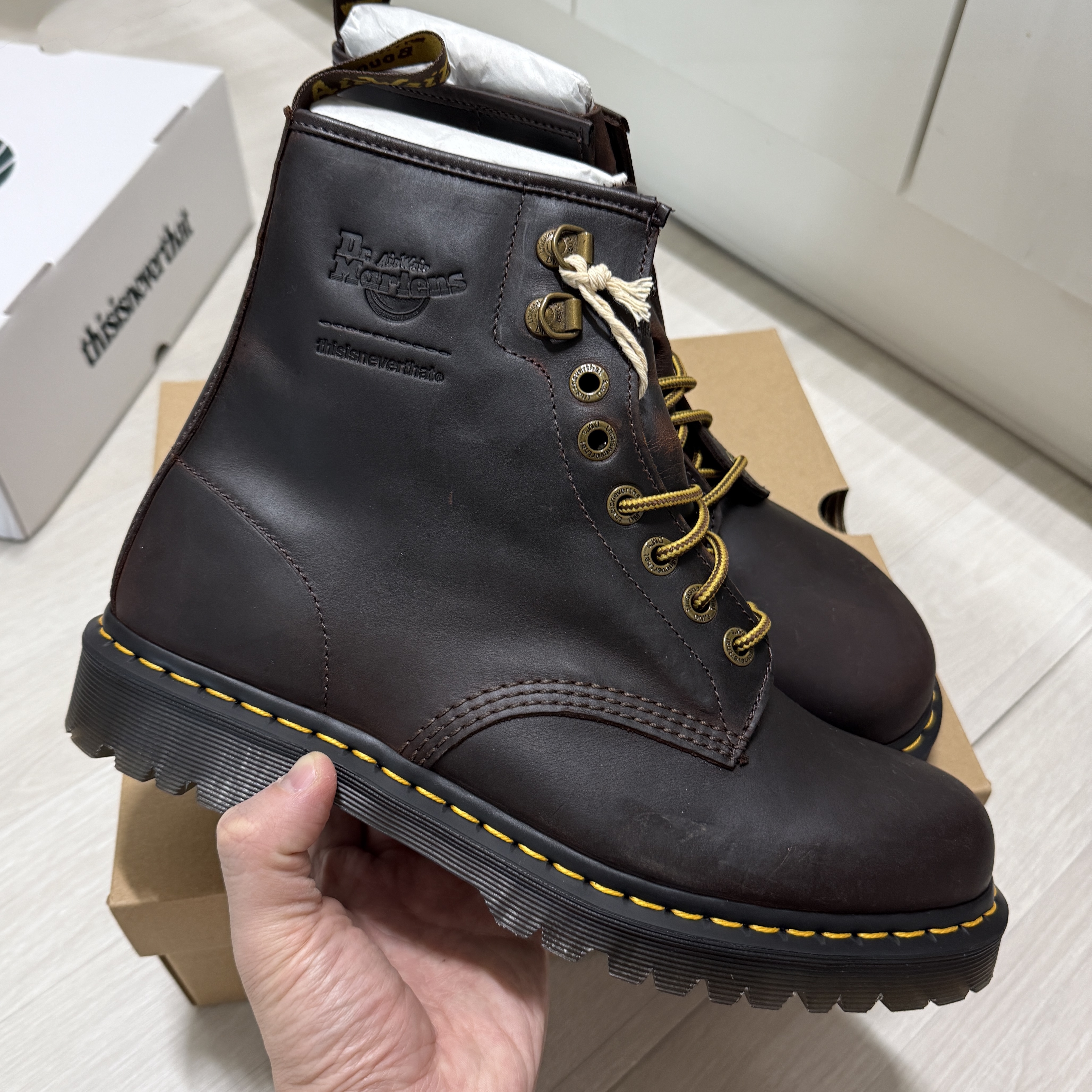 Dr. Martens x Thisisneverthat 1460 Waxed Full Grain Brown, Timberland x Thisisneverthat Heritage Gore-Tex Moc Toe Mid Boots Desert - Wide 착용 스타일 - 3