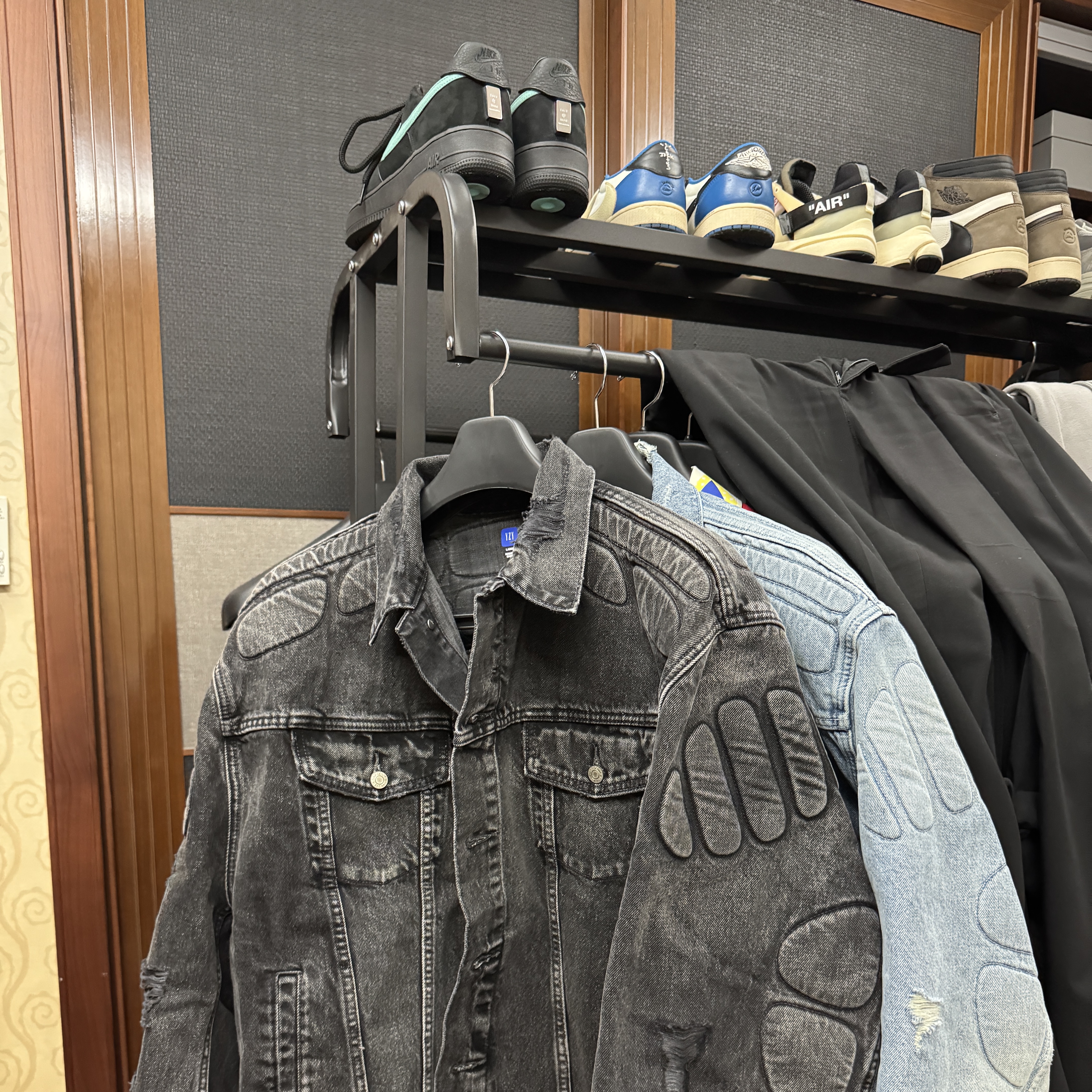 Yeezy Gap Engineered By Balenciaga Padded Denim Jacket Grey Wash, Nike x Tiffany & Co. Air Force 1 Low SP 1837 착용 스타일 - 1