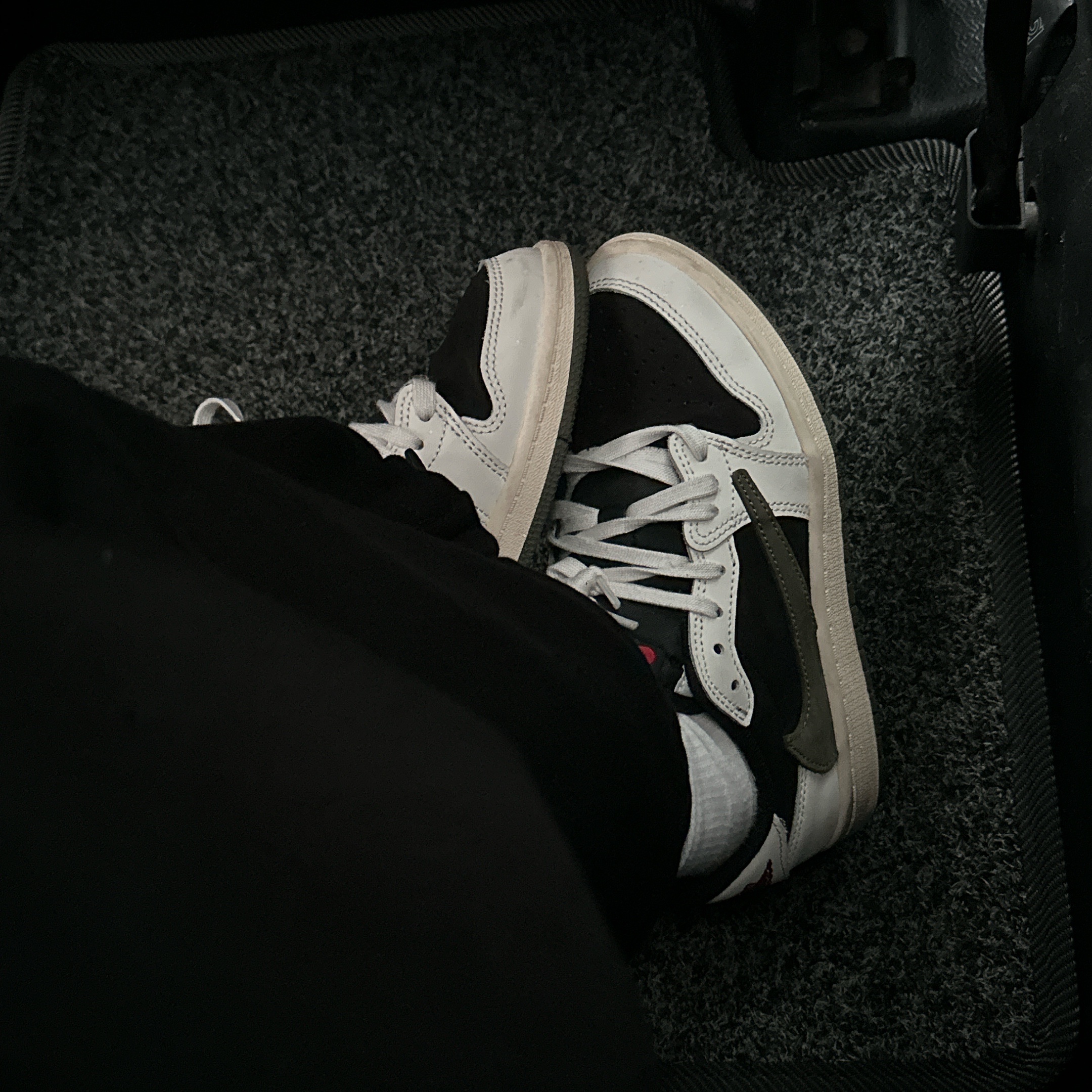 (PS) Jordan 1 x Travis Scott Retro Low OG SP Sail and Ridgerock, (PS) Jordan 1 x Travis Scott Retro Low OG SP Medium Olive 착용 스타일 - 3