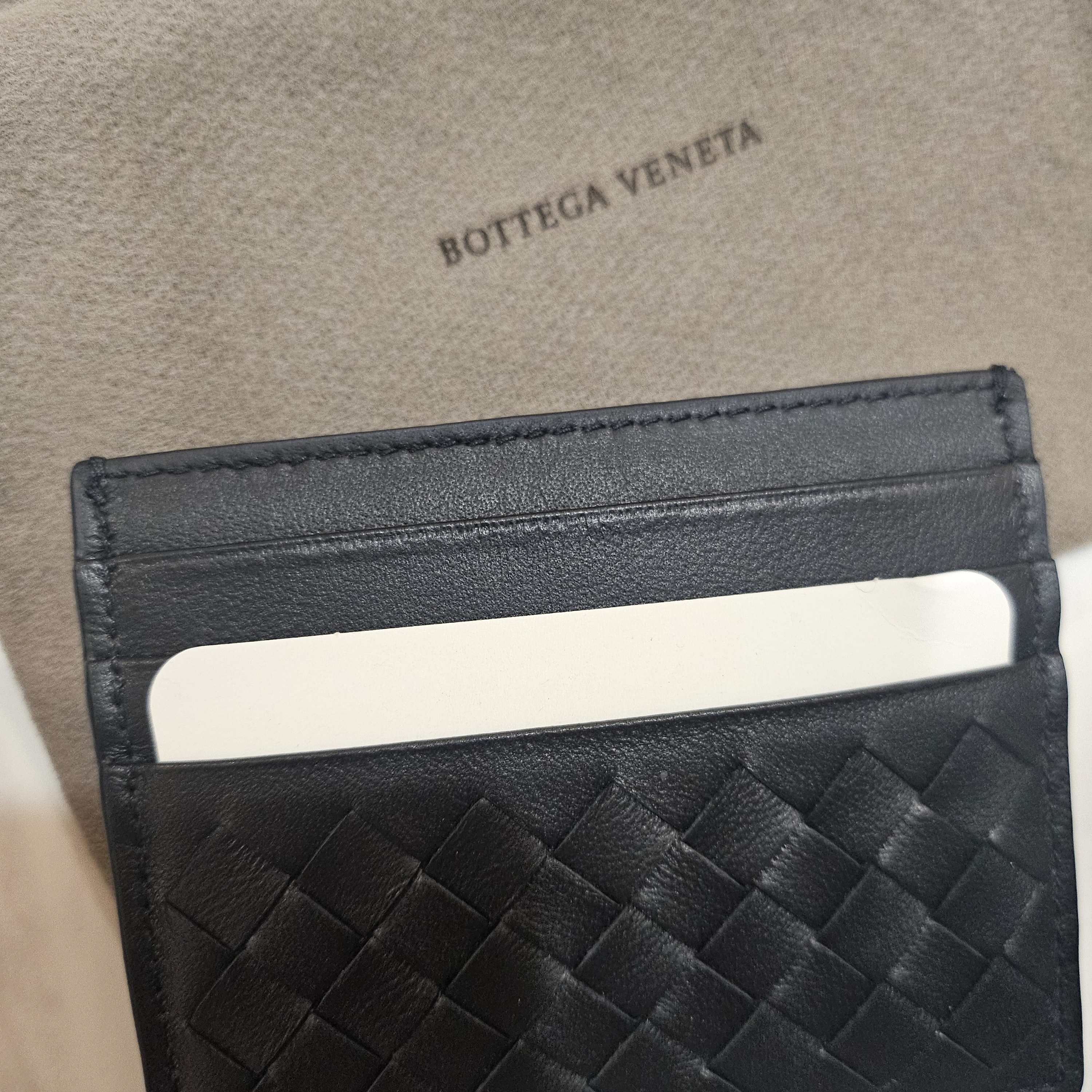 Bottega Veneta Credit Card Case Black 착용 스타일 - 1