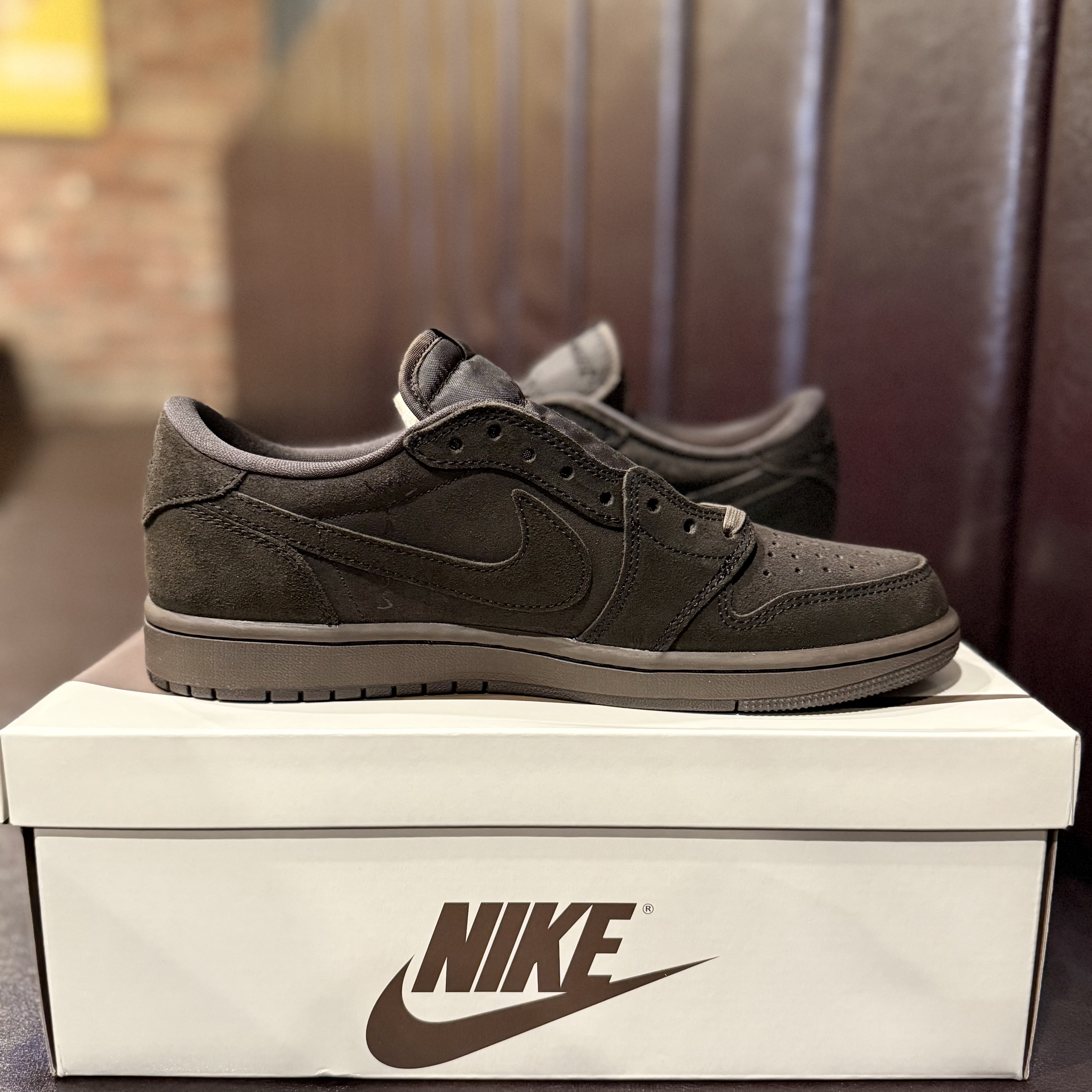 Jordan 1 x Travis Scott Retro Low OG SP Velvet Brown and Dark Mocha 착용 스타일 - 2