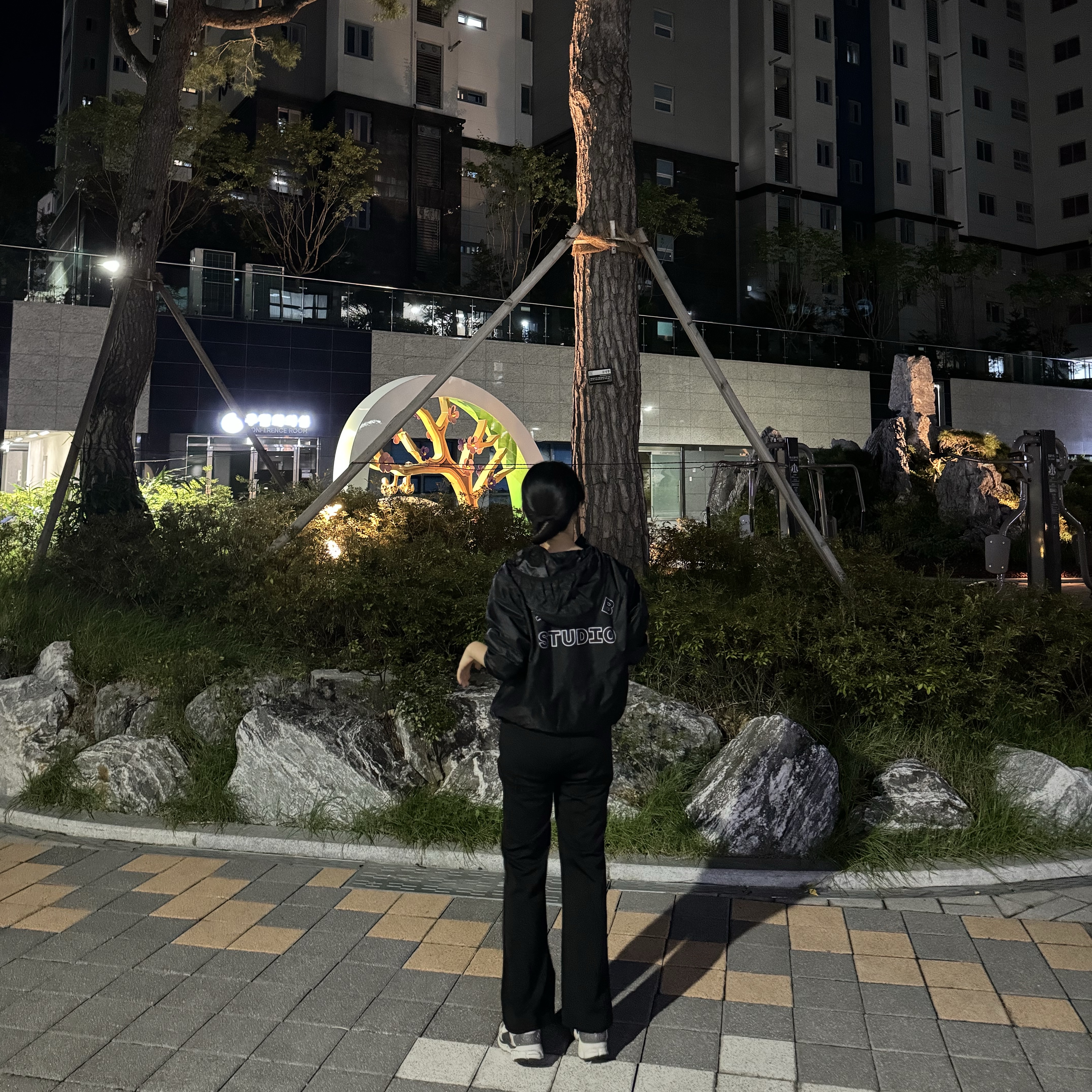 IAB Studio Ripstop Wind Jacket Black 착용 스타일 - 1