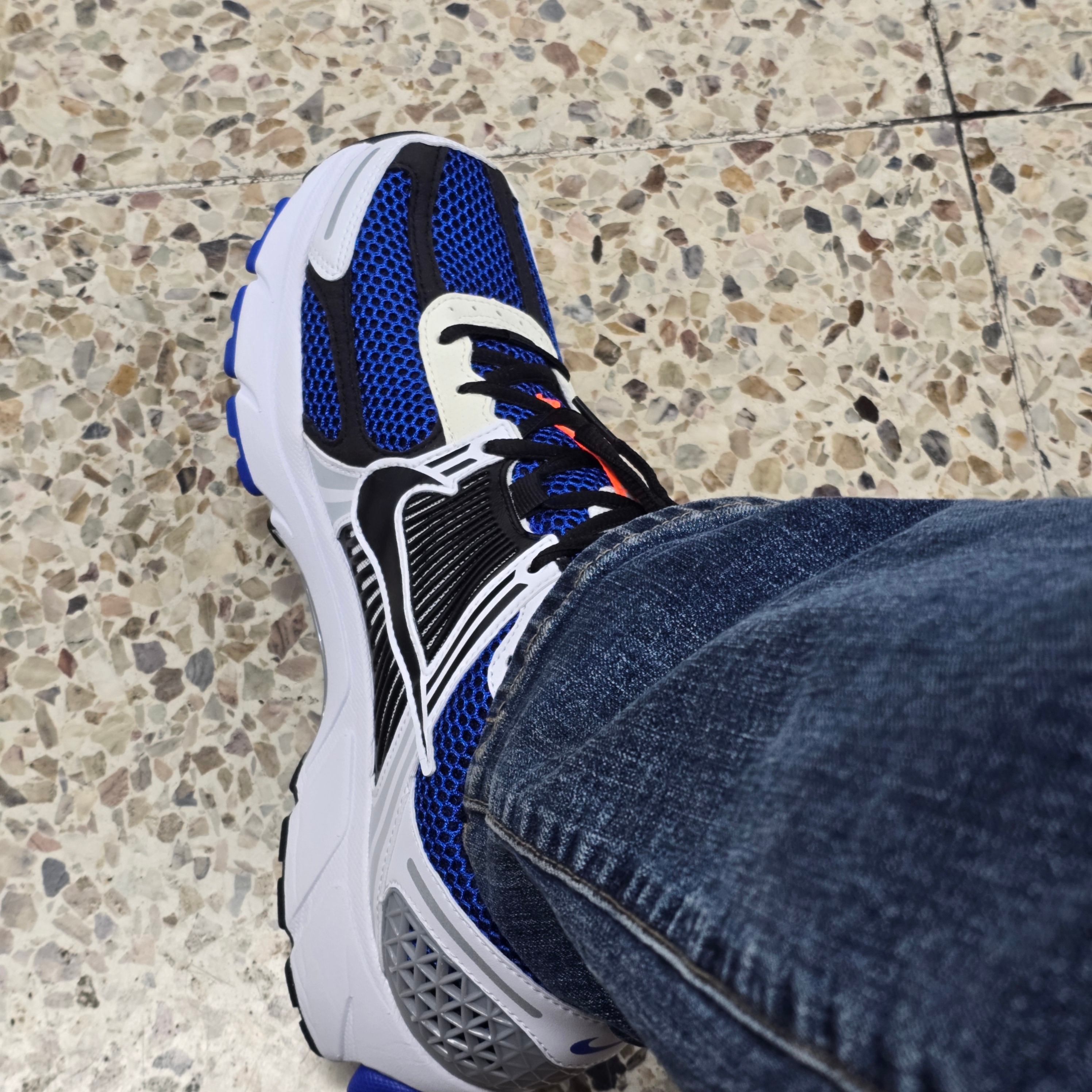 Nike Zoom Vomero 5 White Racer Blue Black 착용 스타일