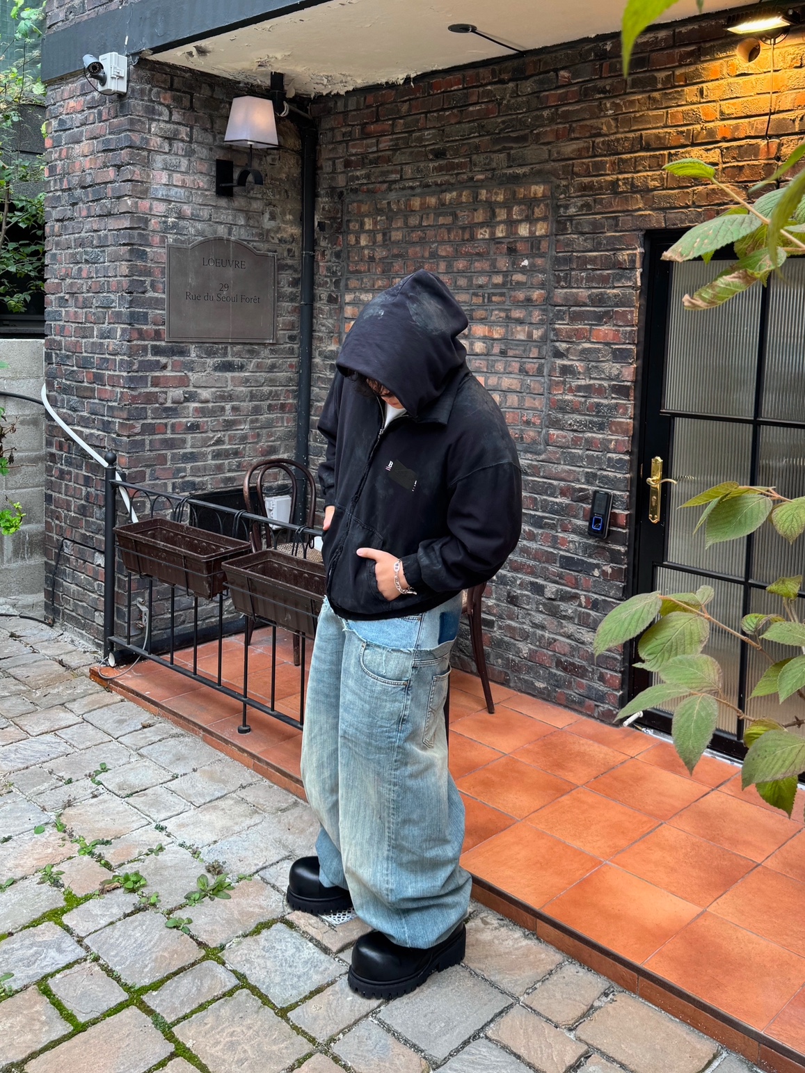 Balenciaga Gaffer Zip-Up Hoodie Small Fit Black 착용 스타일