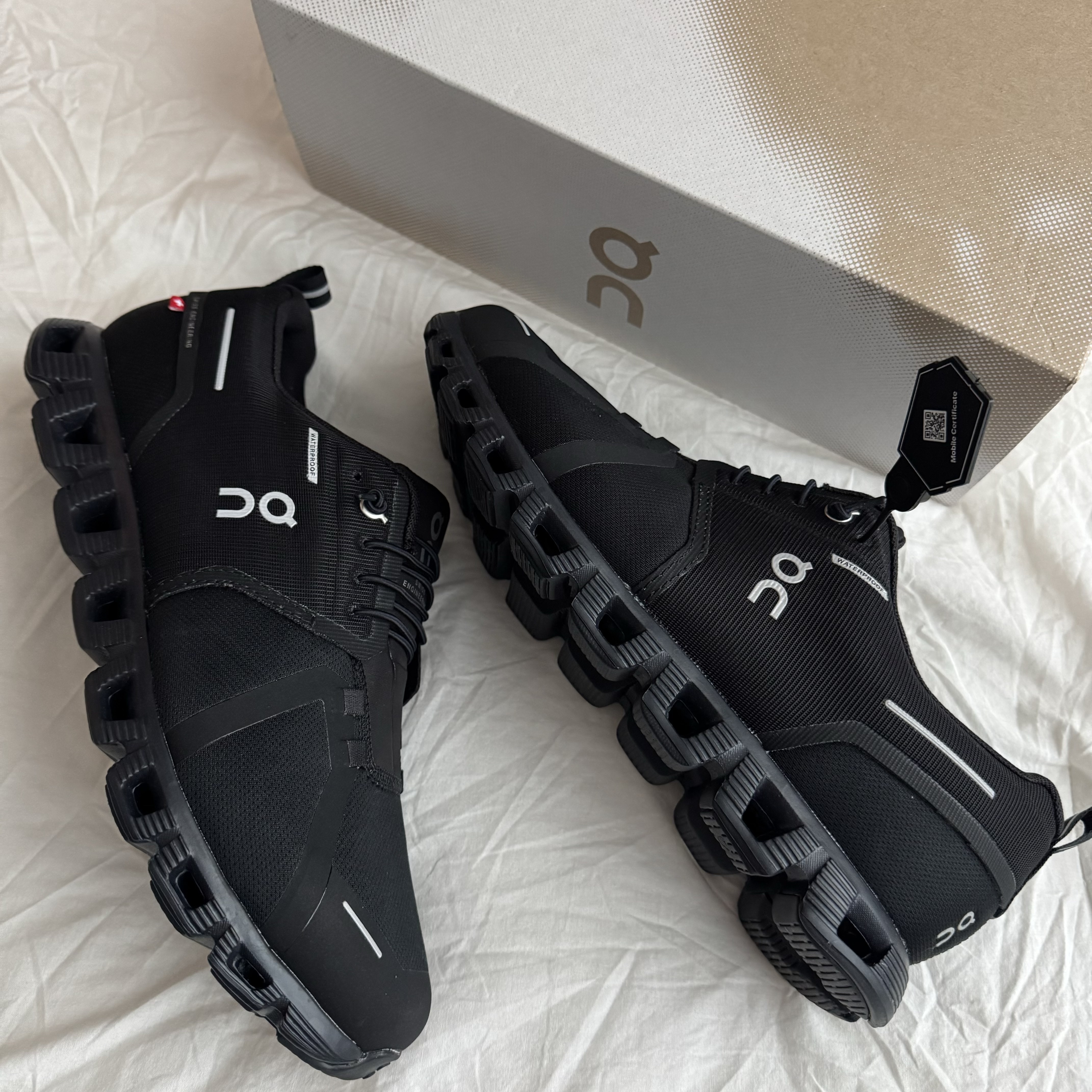 On Running Cloud 5 Waterproof All Black 착용 스타일