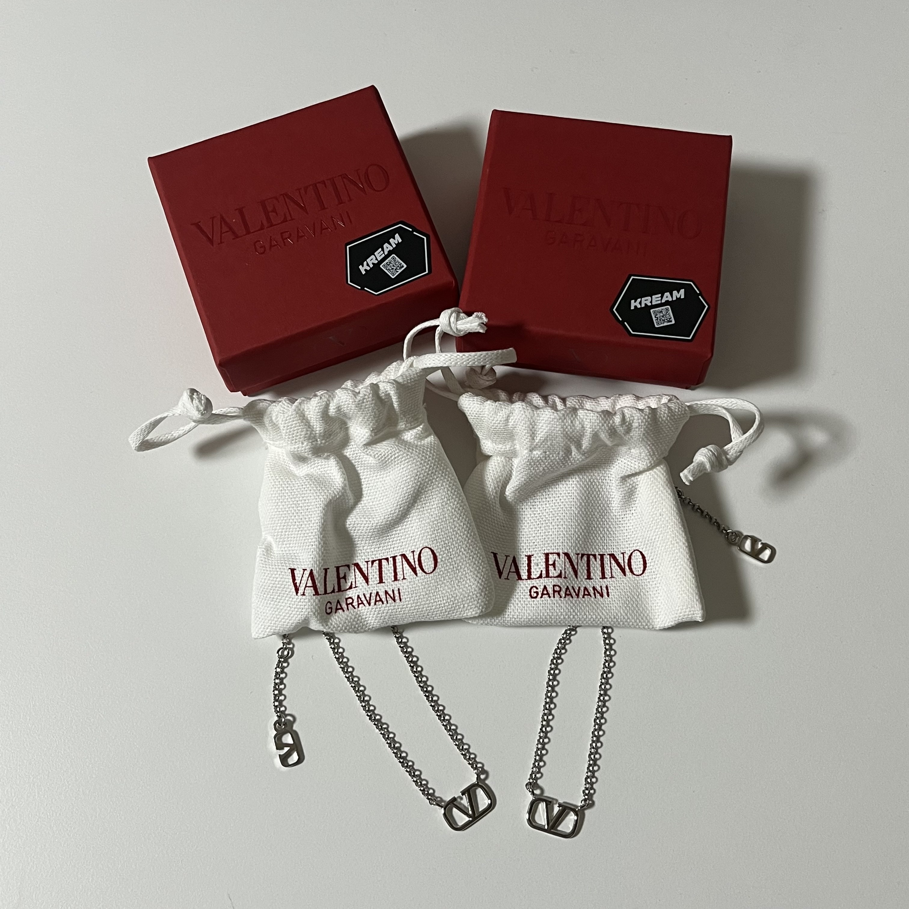 Valentino Vlogo Signature Metal Necklace Palladium 착용 스타일