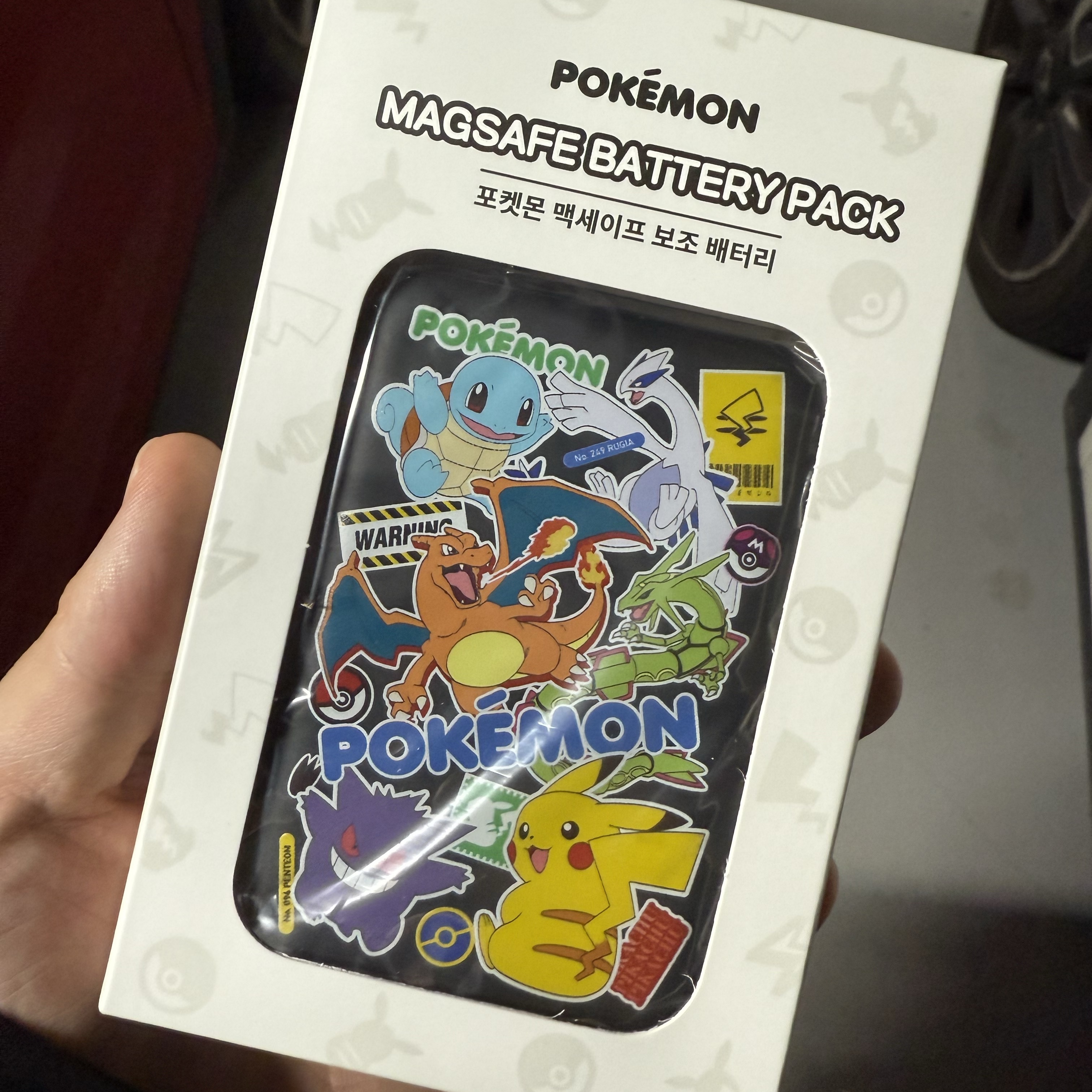 Woojin Store Pokemon Magsafe Battery 5000mAh Black 착용 스타일