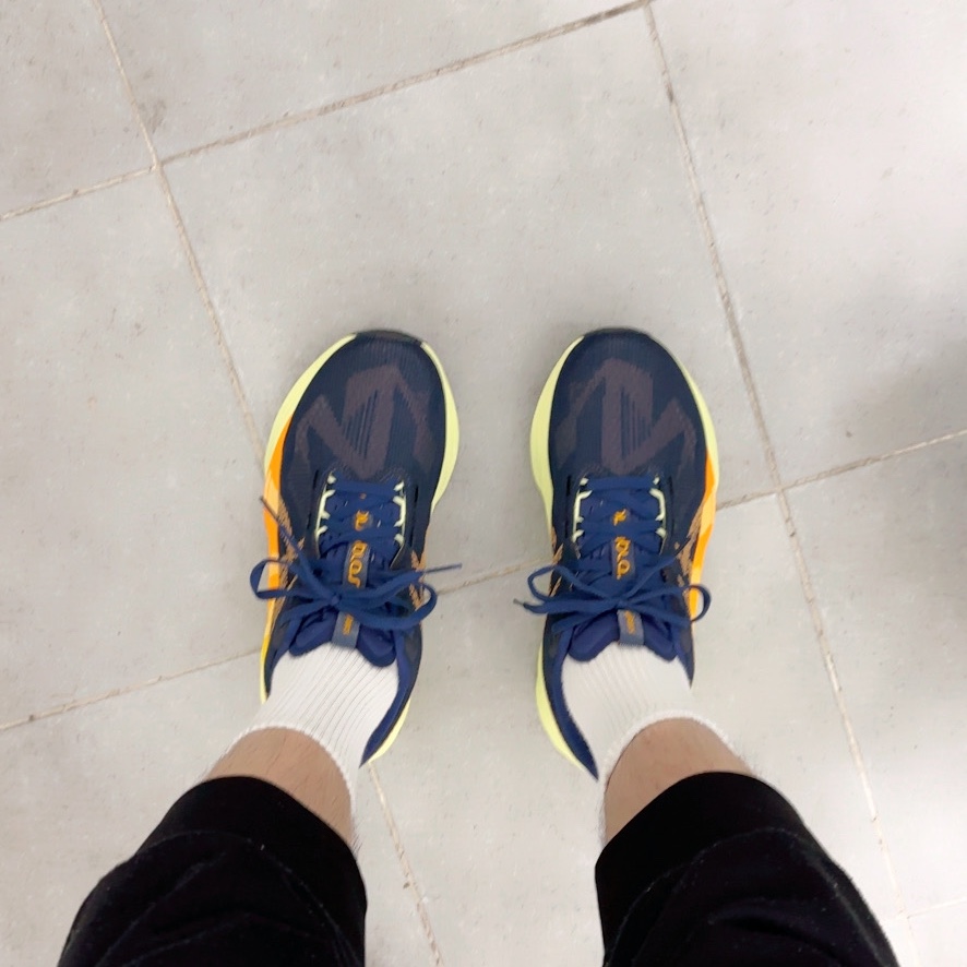 Asics Novablast 5 Indigo Blue Amber - 2E Wide 착용 스타일
