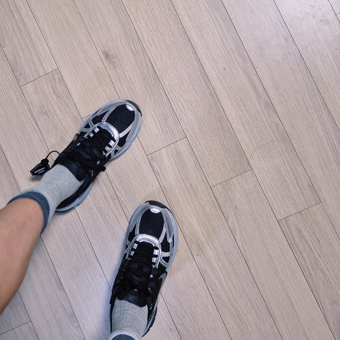 (W) Nike V2K Run Black Dark Smoke Grey 착용 스타일 - 4