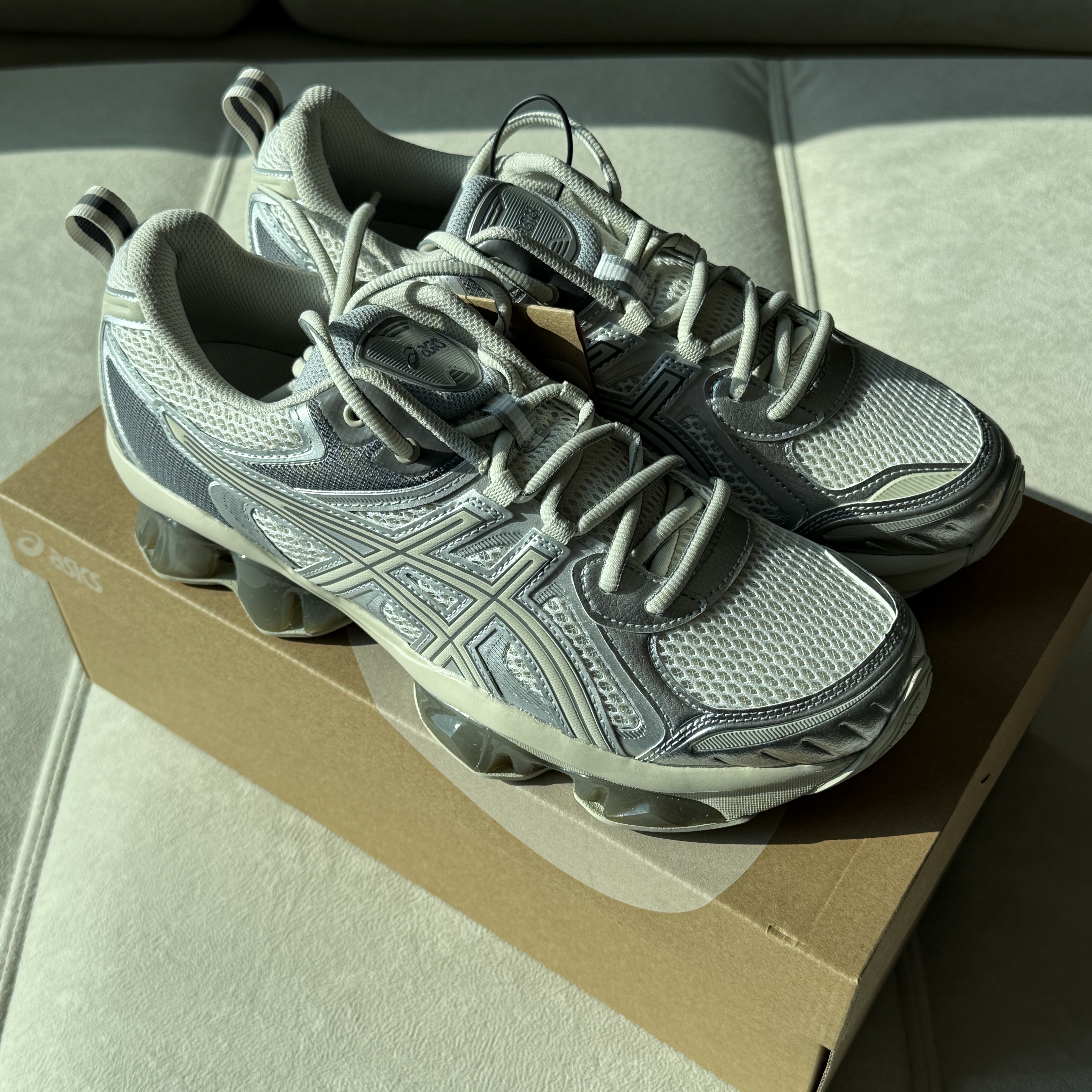 Asics Gel-Quantum Kinetic White Light Dust 착용 스타일 - 1