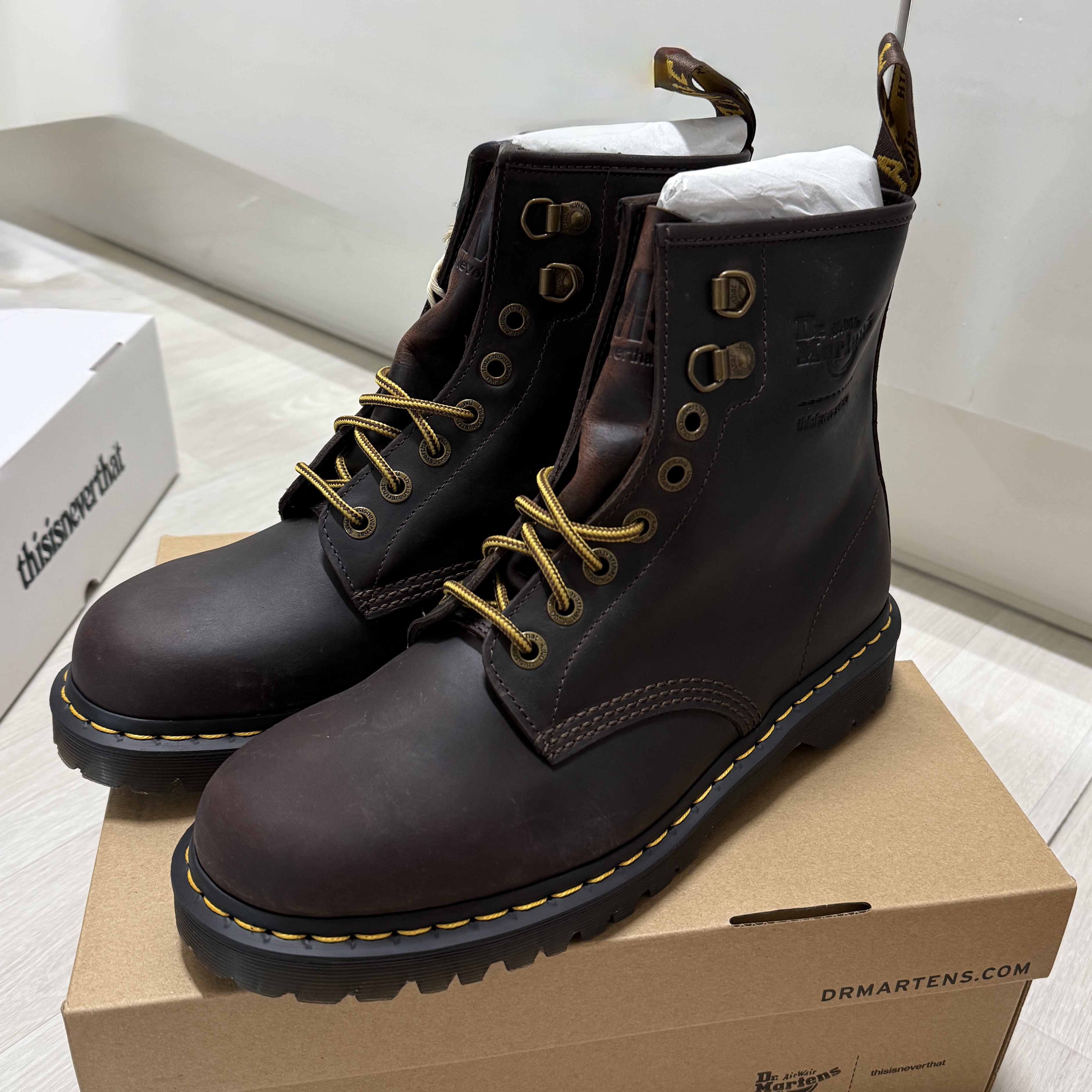 Dr. Martens x Thisisneverthat 1460 Waxed Full Grain Brown, Timberland x Thisisneverthat Heritage Gore-Tex Moc Toe Mid Boots Desert - Wide 착용 스타일 - 1