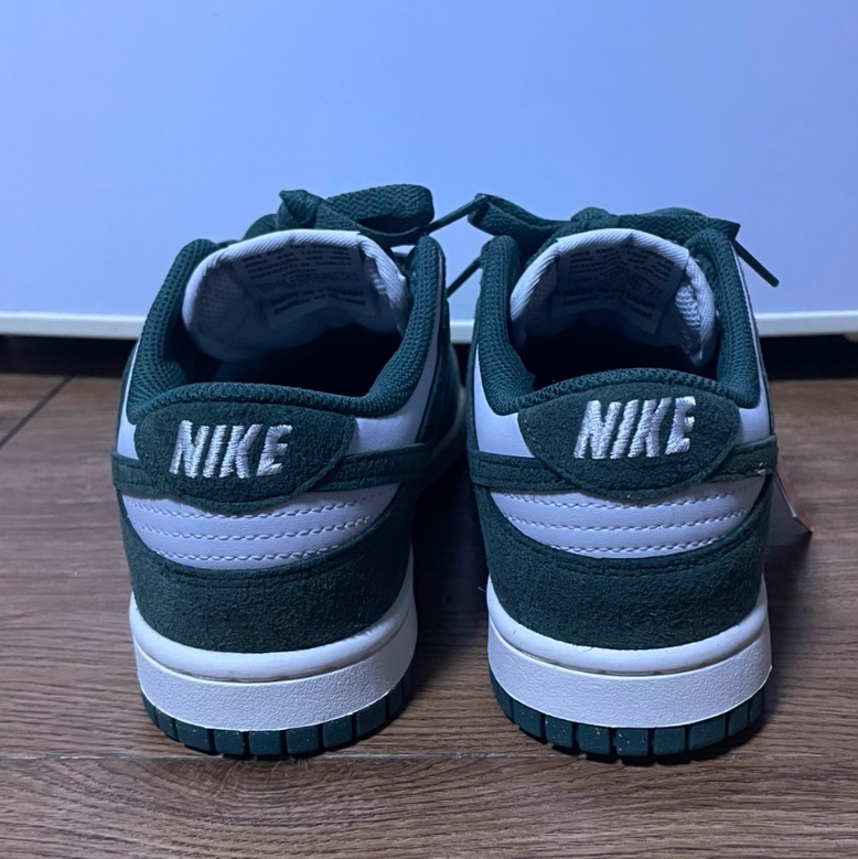 (W) Nike Dunk Low Photon Dust Vintage Green 착용 스타일 - 3