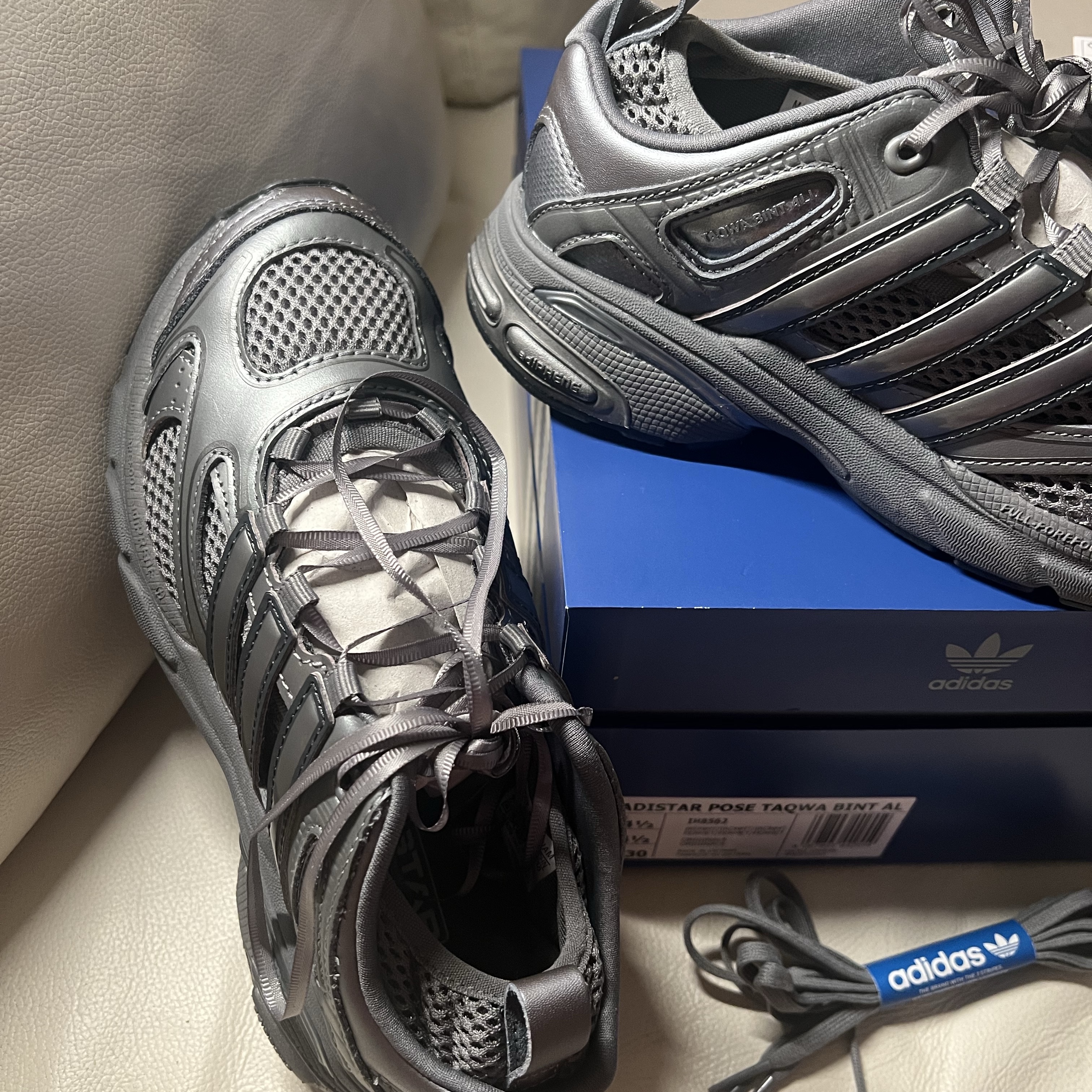 (W) Adidas x Taqwa Bint Ali Adistar Pose Iron Metallic 착용 스타일 - 5