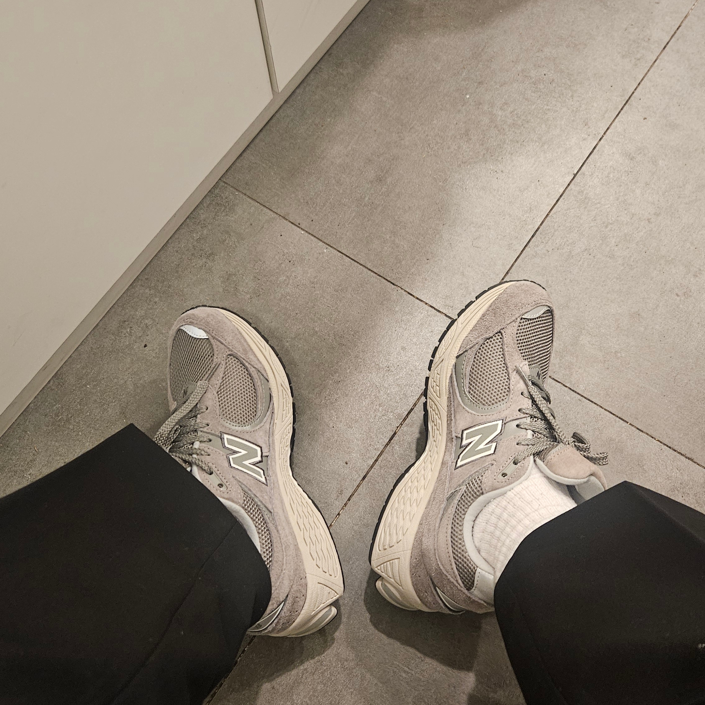 New Balance 2002R Grey 착용 스타일