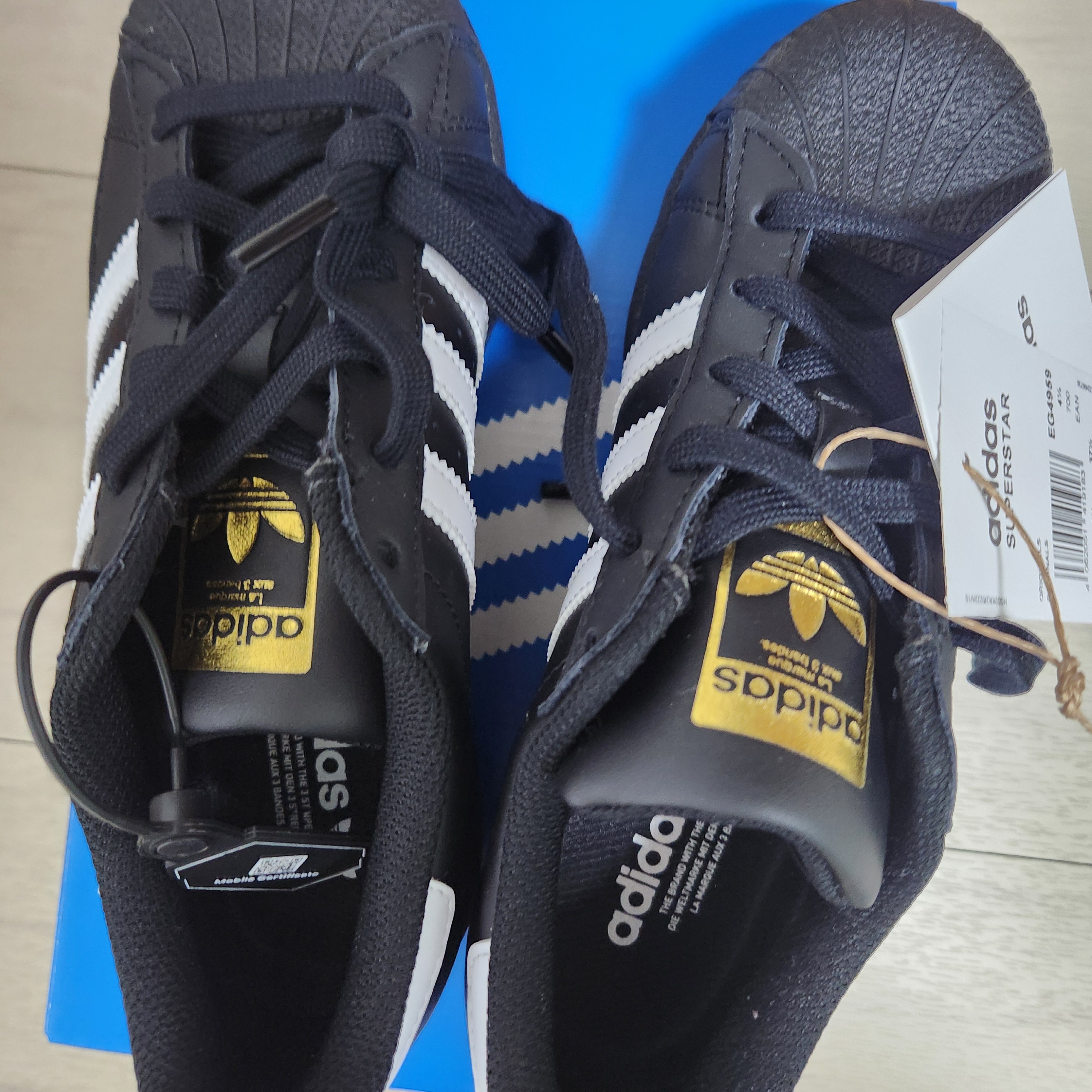 Adidas Superstar Core Black White 착용 스타일