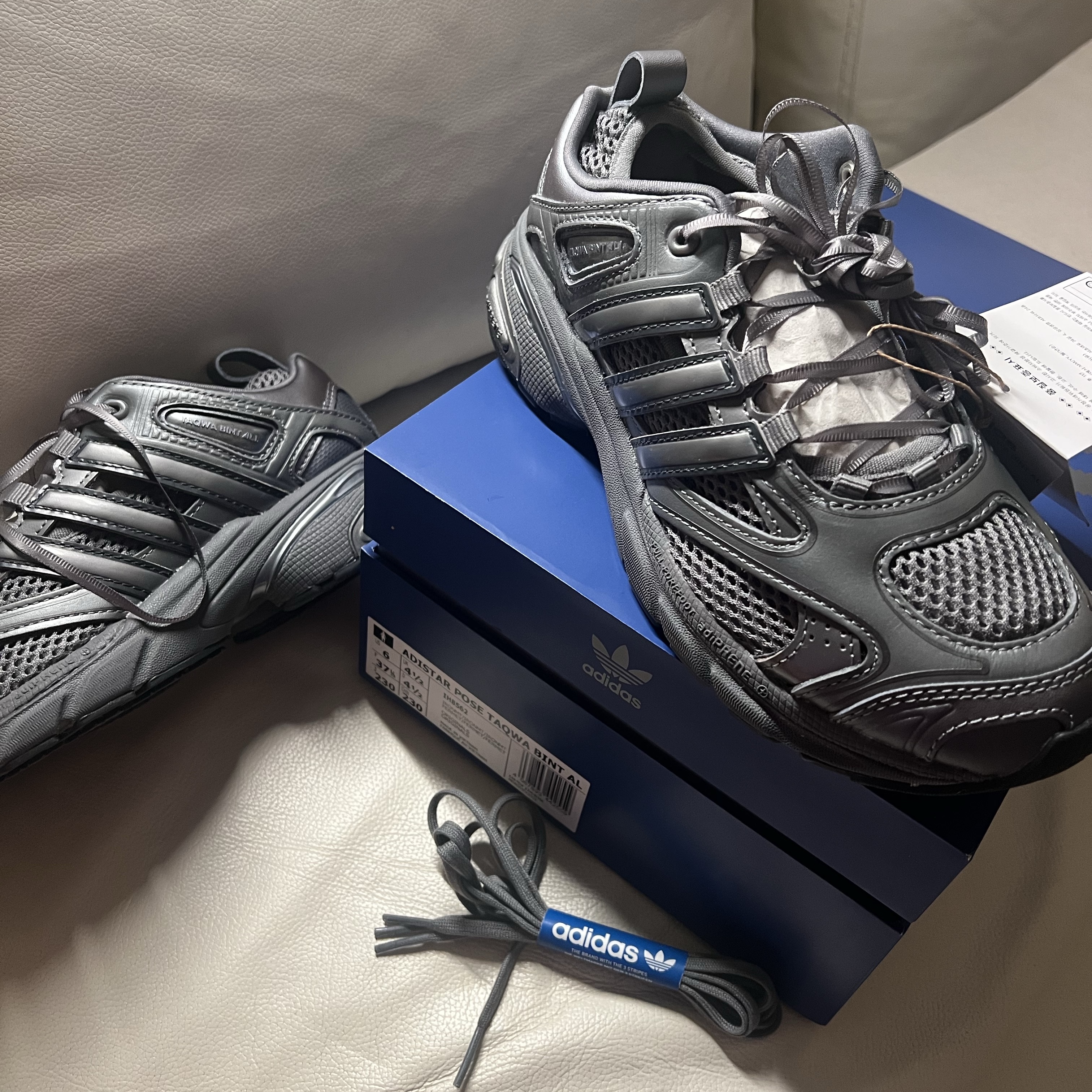 (W) Adidas x Taqwa Bint Ali Adistar Pose Iron Metallic 착용 스타일 - 9