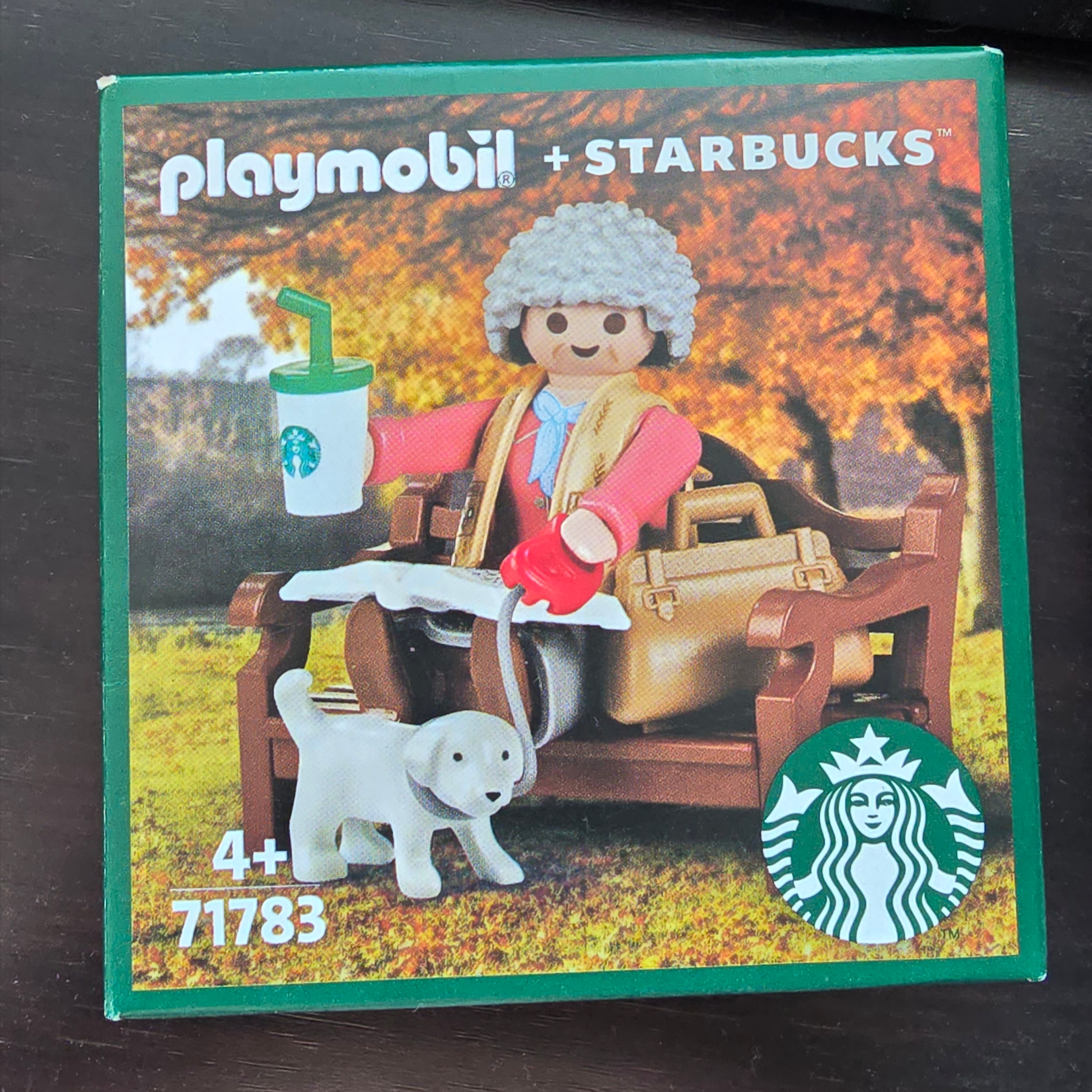 Starbucks x Playmobil Buddy Mary 착용 스타일