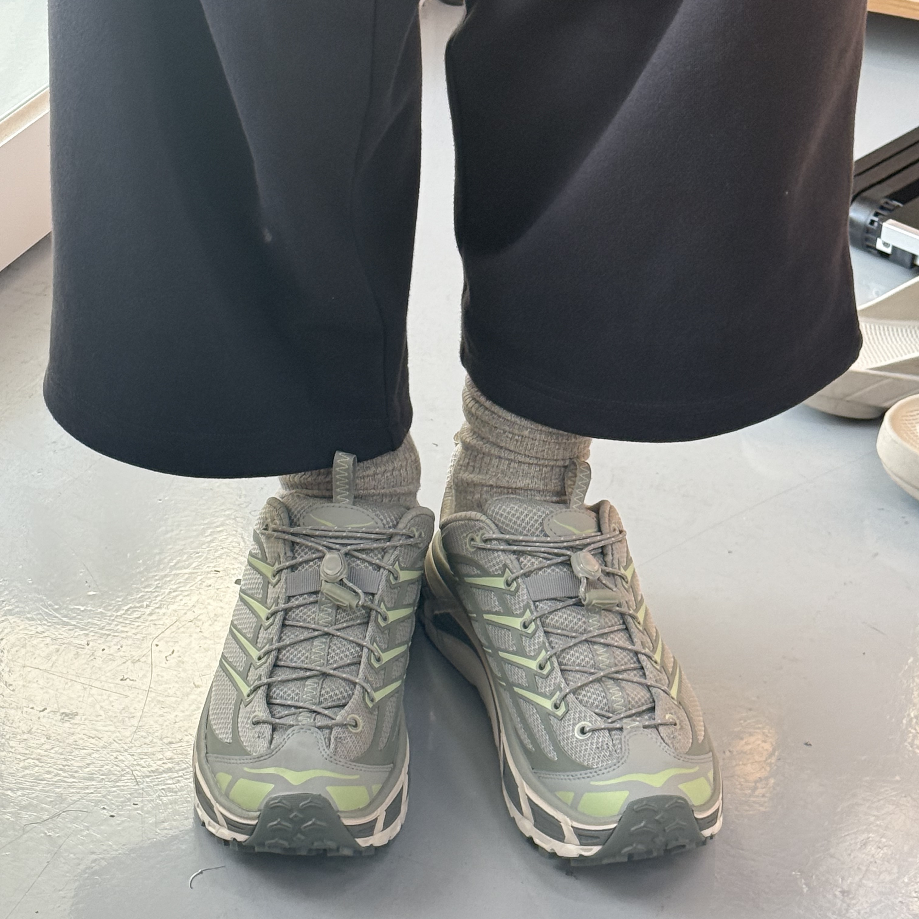 Hoka Mafate Three 2 Barely Seed Green 착용 스타일