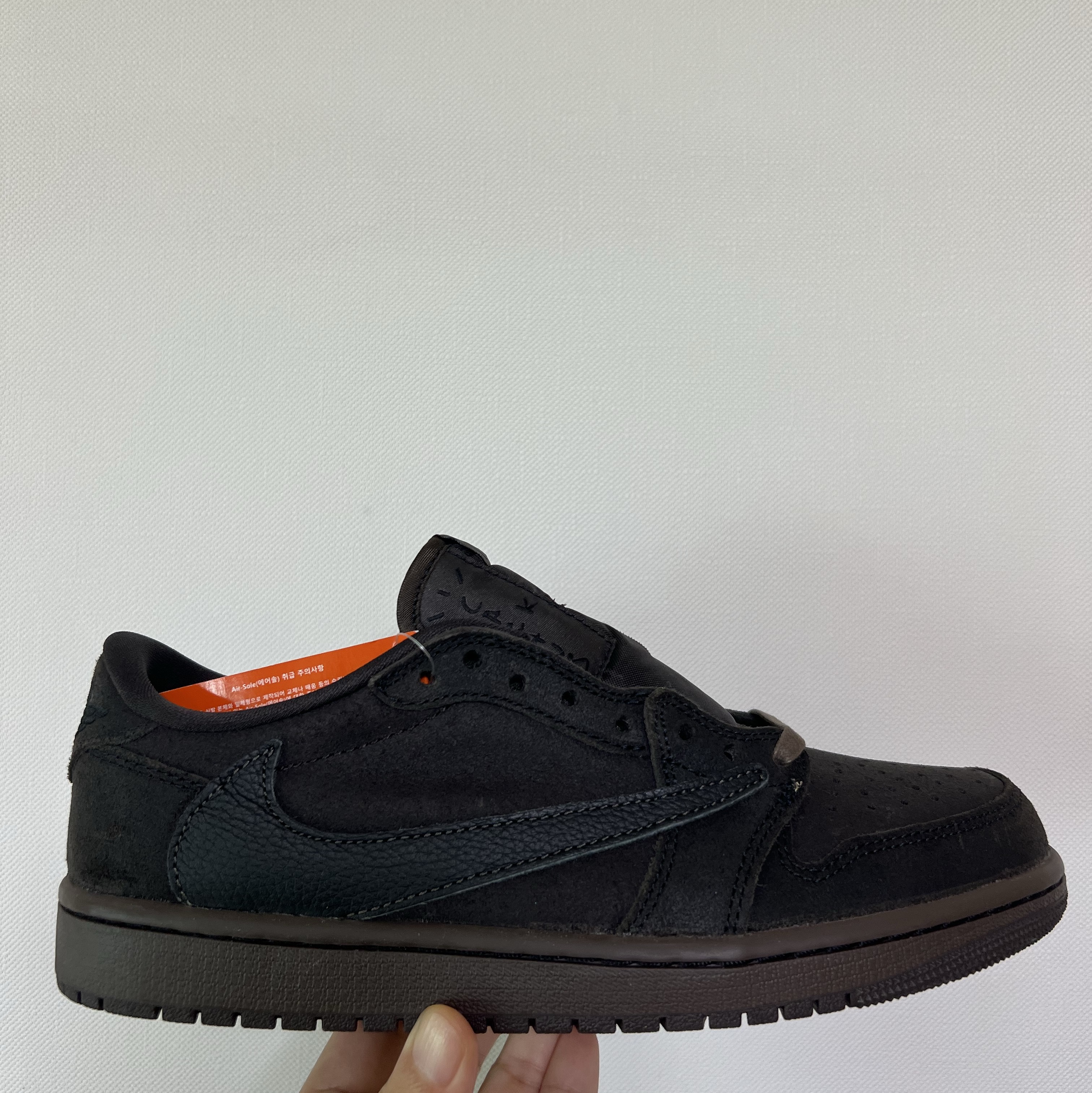 Jordan 1 x Travis Scott Retro Low OG SP Velvet Brown and Dark Mocha 착용 스타일 - 1