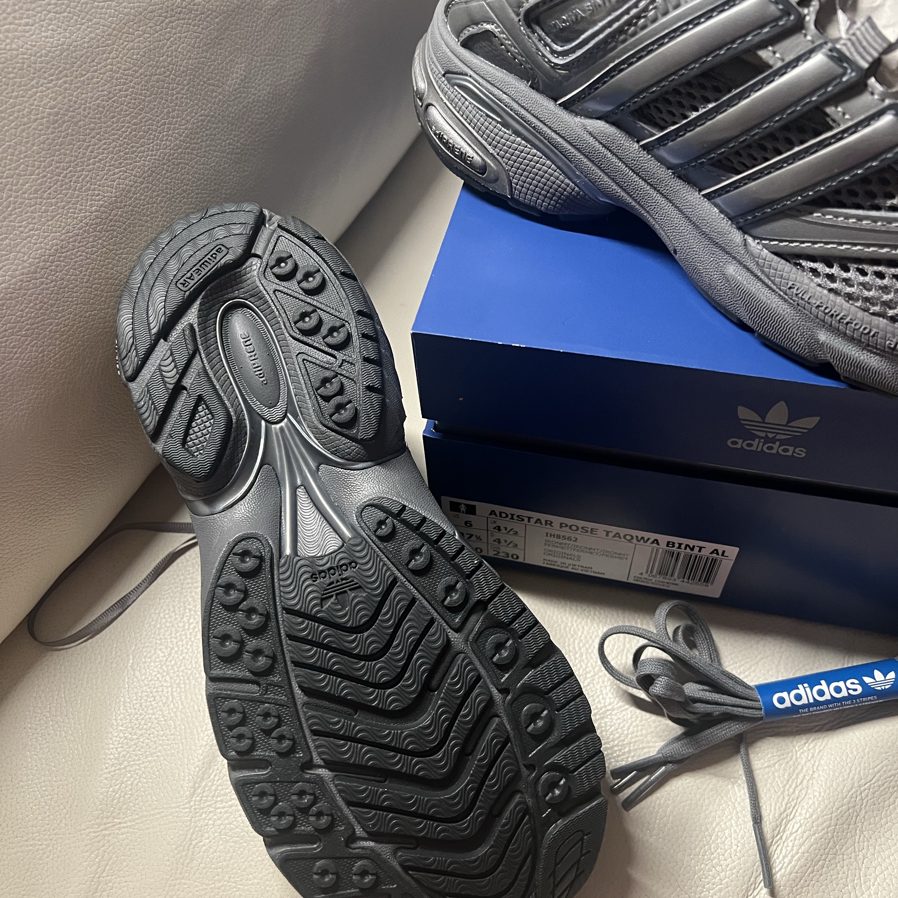 (W) Adidas x Taqwa Bint Ali Adistar Pose Iron Metallic 착용 스타일 - 4
