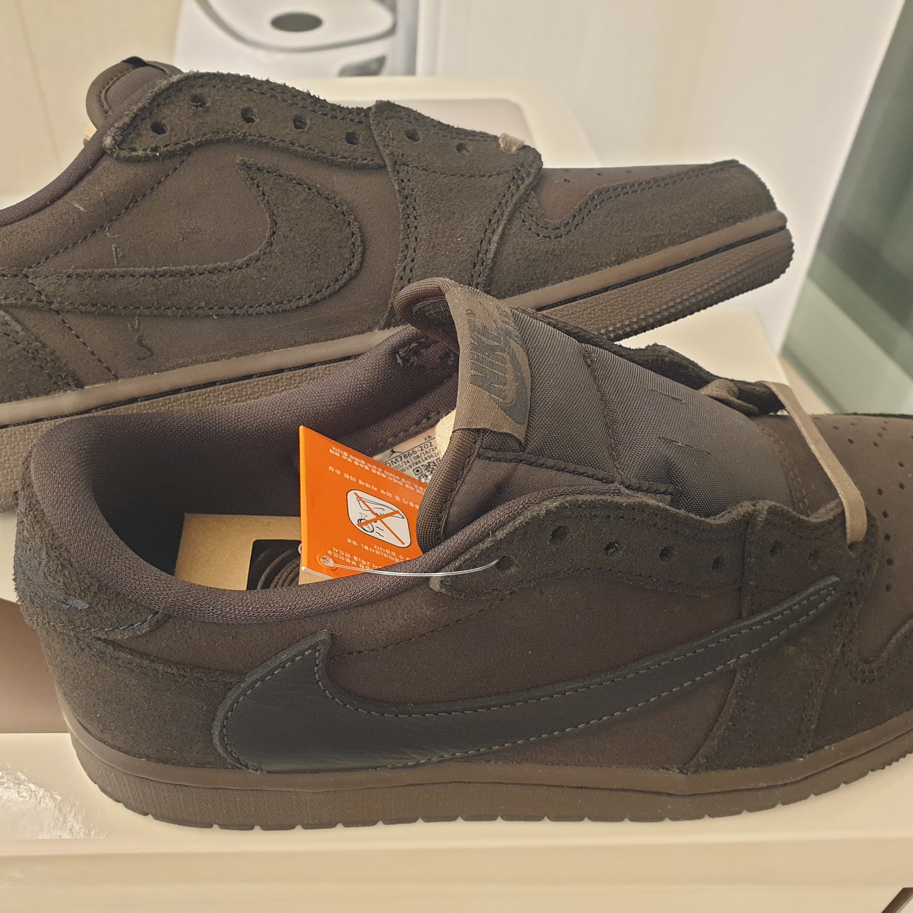 Jordan 1 x Travis Scott Retro Low OG SP Velvet Brown and Dark Mocha 착용 스타일 - 1
