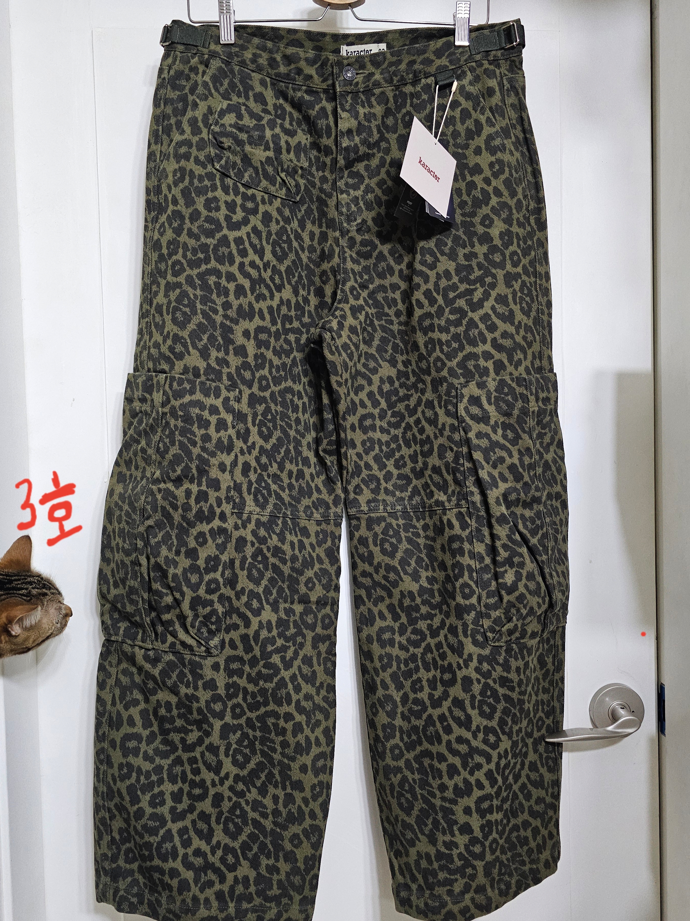 Karactor Lumping Cargo Pants Leopard Khaki 착용 스타일 - 3