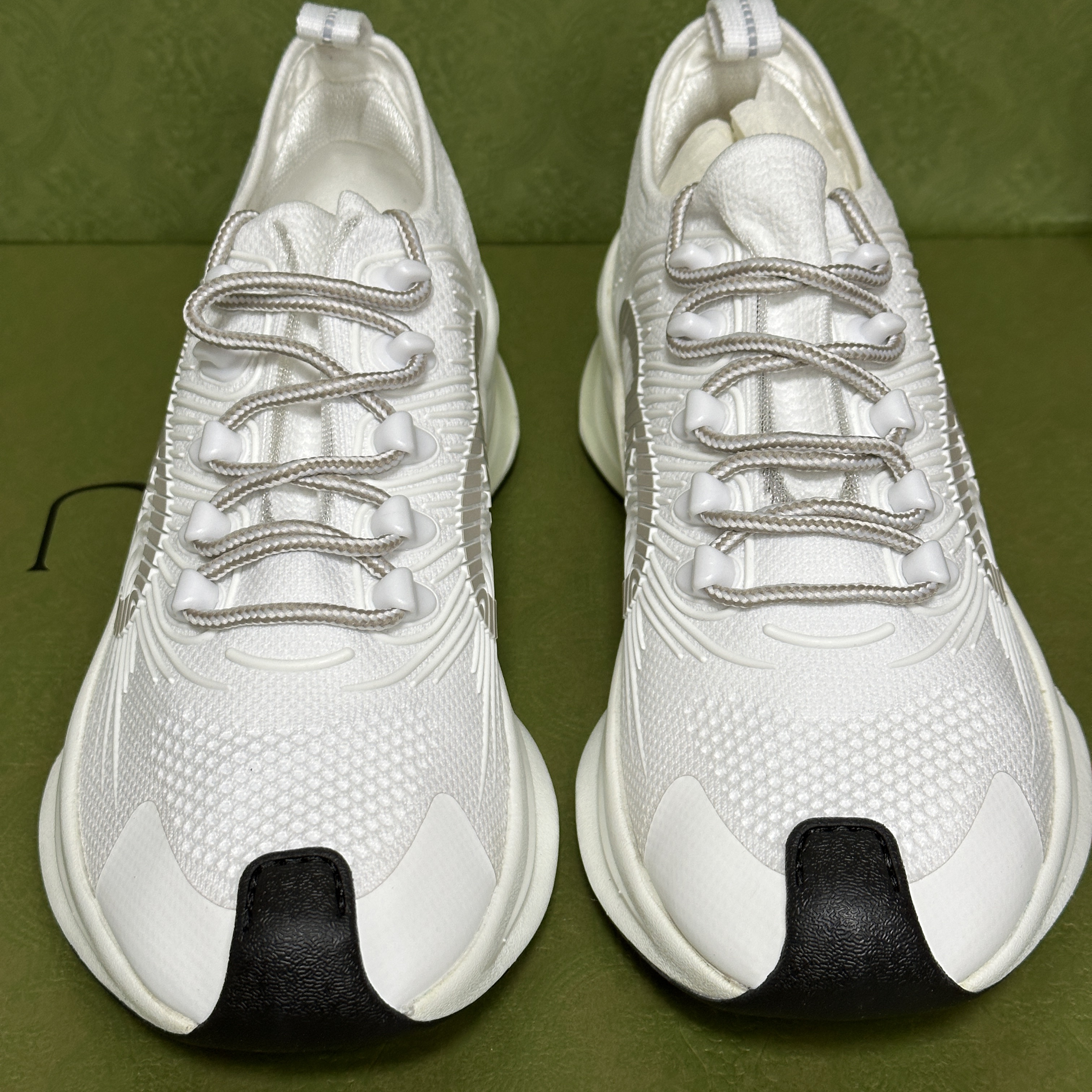 Gucci Run Sneakers White 착용 스타일 - 1