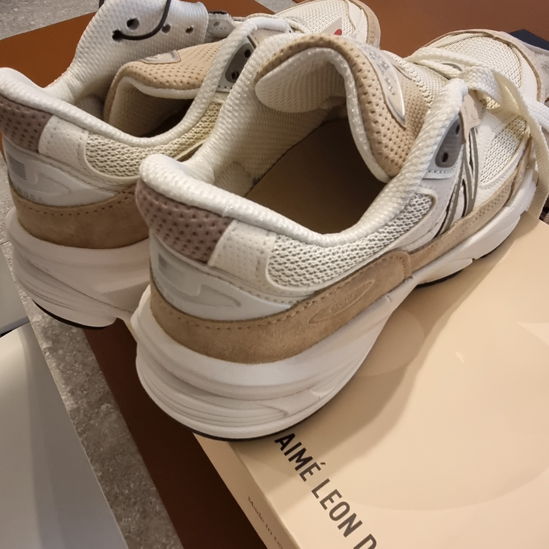 New Balance x Aime Leon Dore 990v6 Made in USA Tan 착용 스타일 - 5