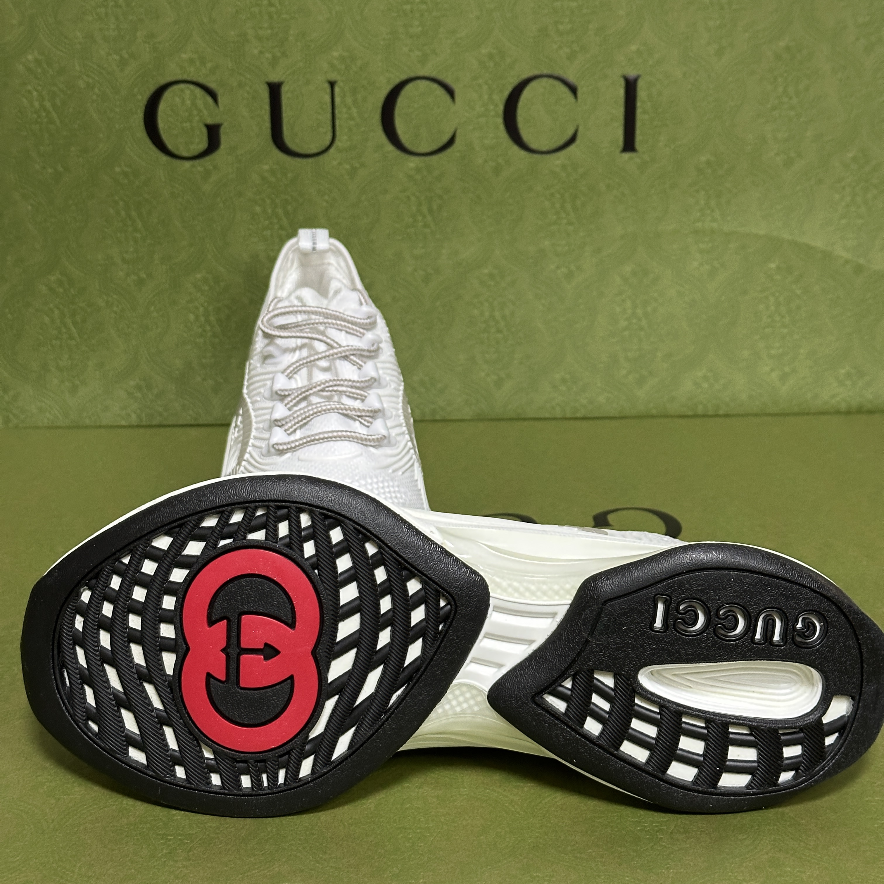 Gucci Run Sneakers White 착용 스타일 - 4