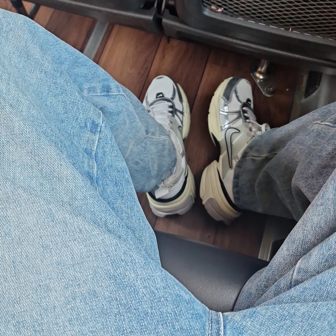 Nike V2K Run Pure Platinum Light Iron Ore 착용 스타일