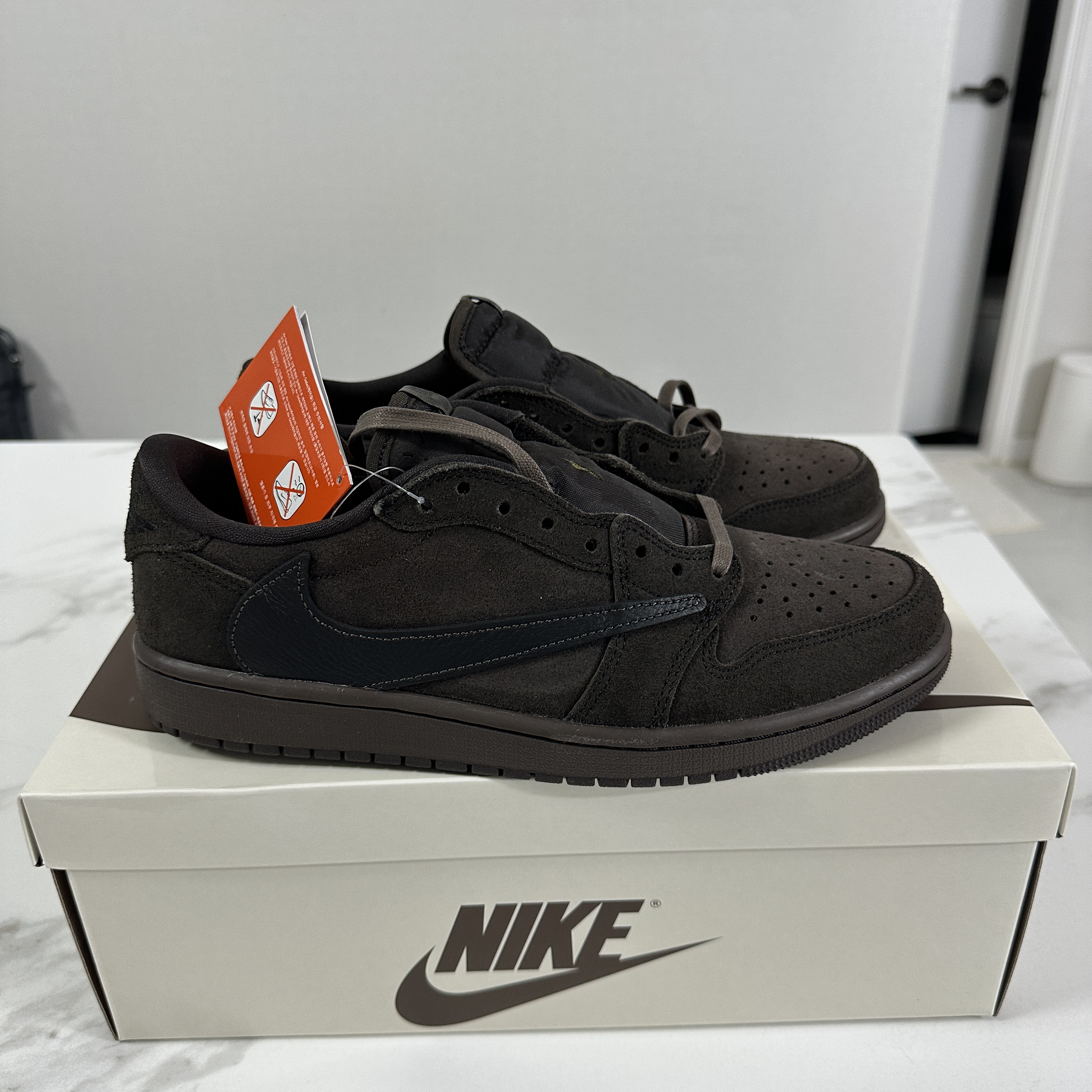 Jordan 1 x Travis Scott Retro Low OG SP Velvet Brown and Dark Mocha 착용 스타일 - 1