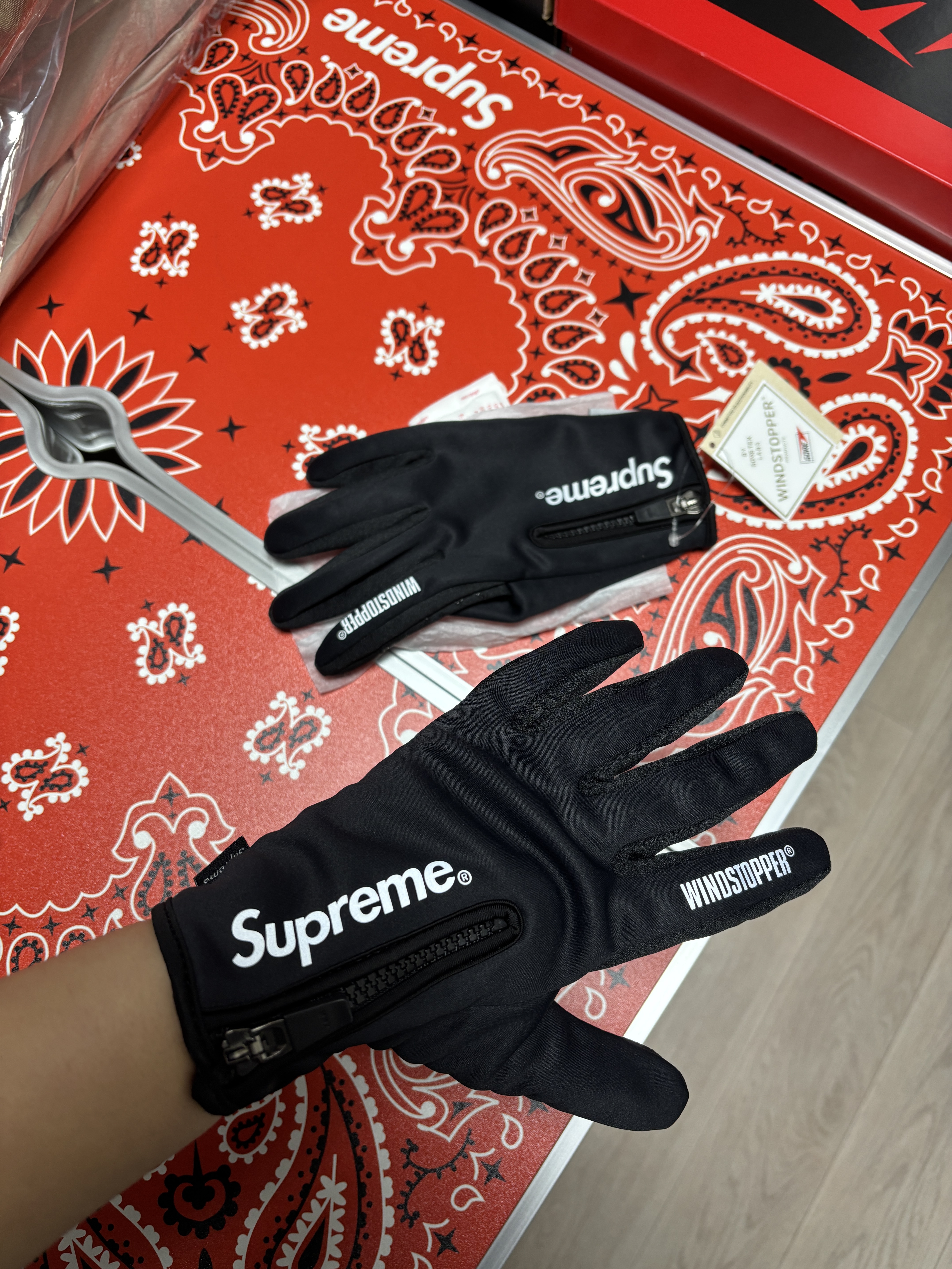 Supreme Fuzzy Camp Cap White - 24FW, Supreme Bottle Opener Keychain Silver - 24FW 착용 스타일 - 3