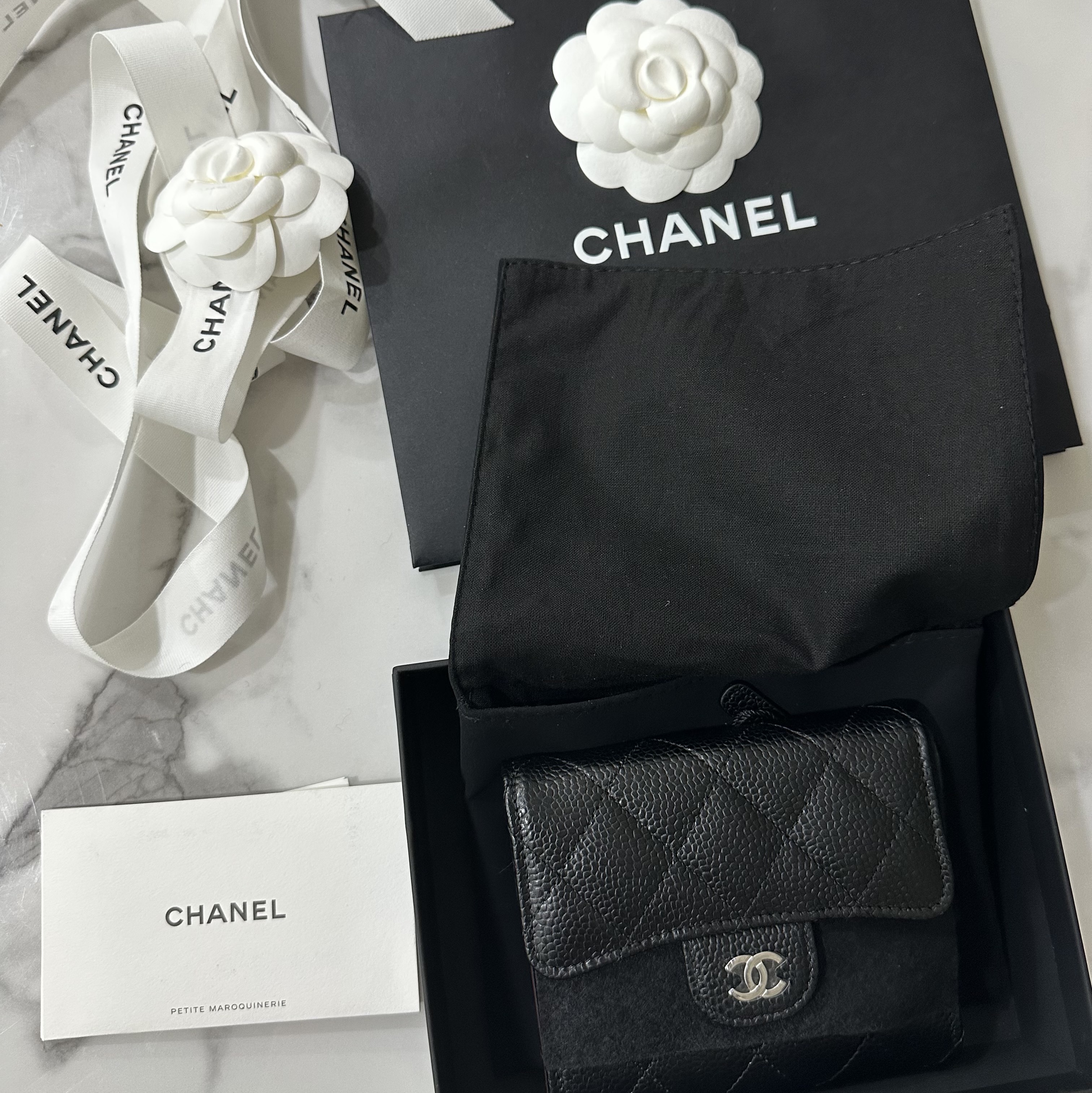 Chanel Small Classic Flap Wallet Grained Calfskin & Silver Black 착용 스타일