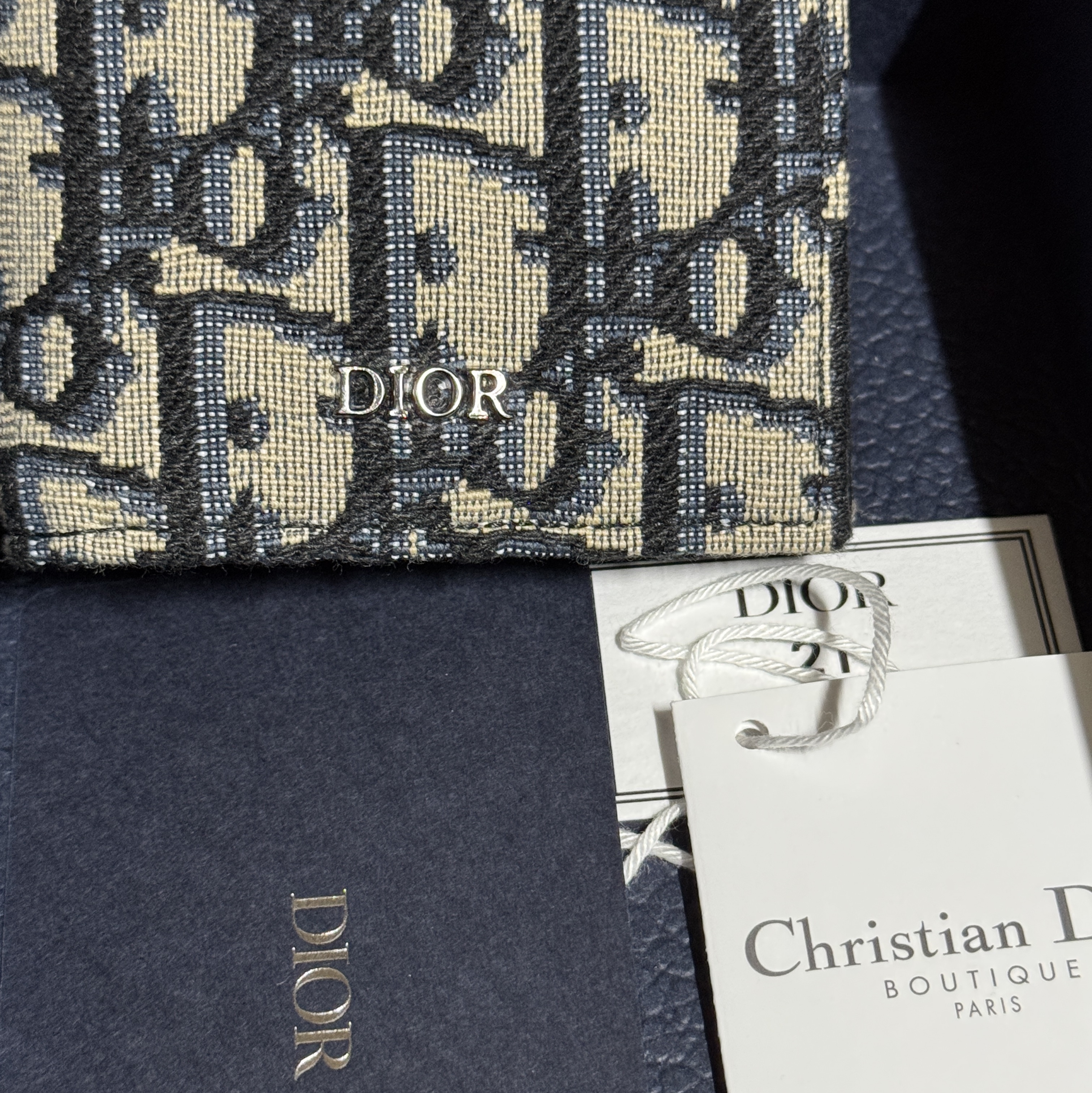 Dior Bi-Fold Card Holder Beige & Black Dior Oblique Jacquard 착용 스타일