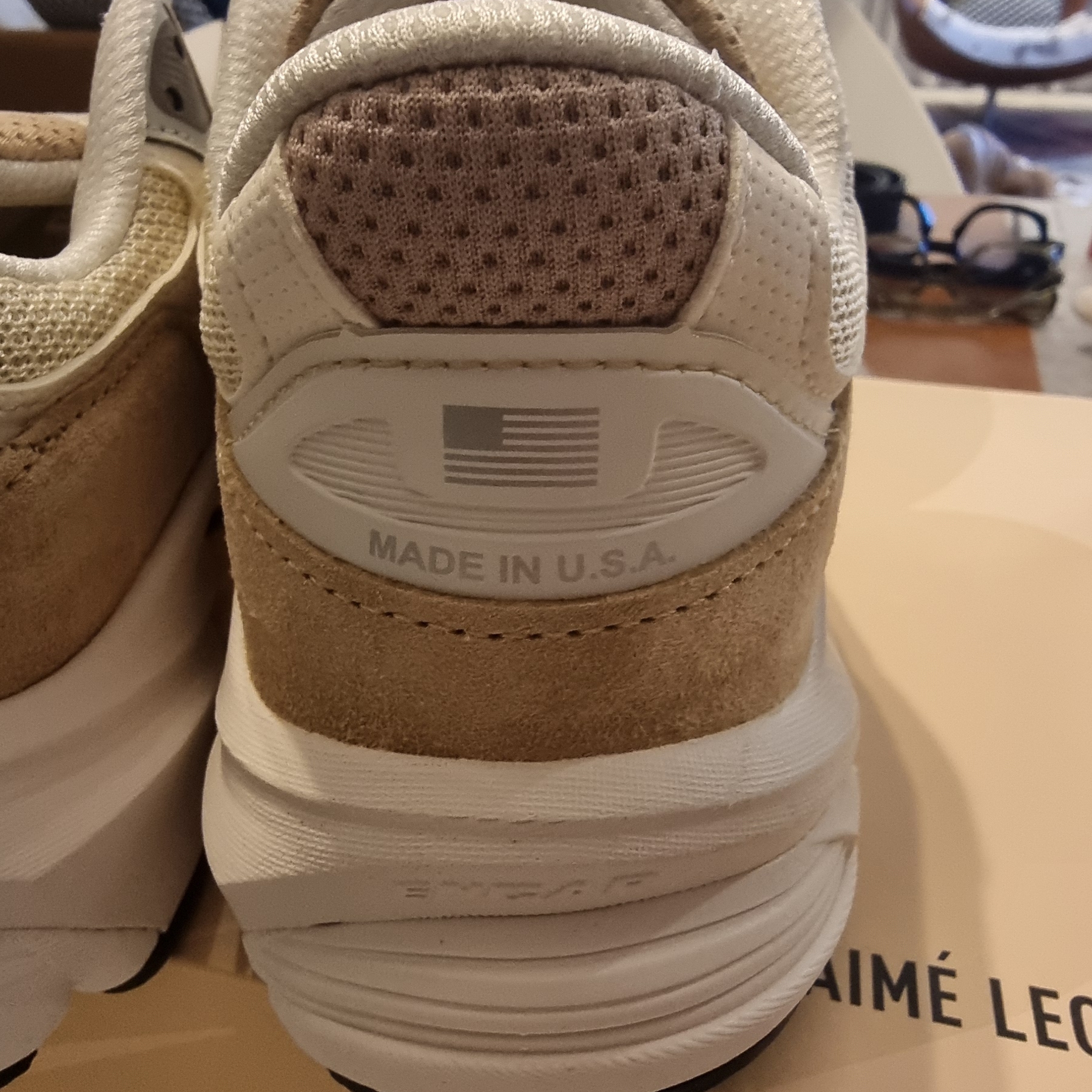 New Balance x Aime Leon Dore 990v6 Made in USA Tan 착용 스타일 - 4