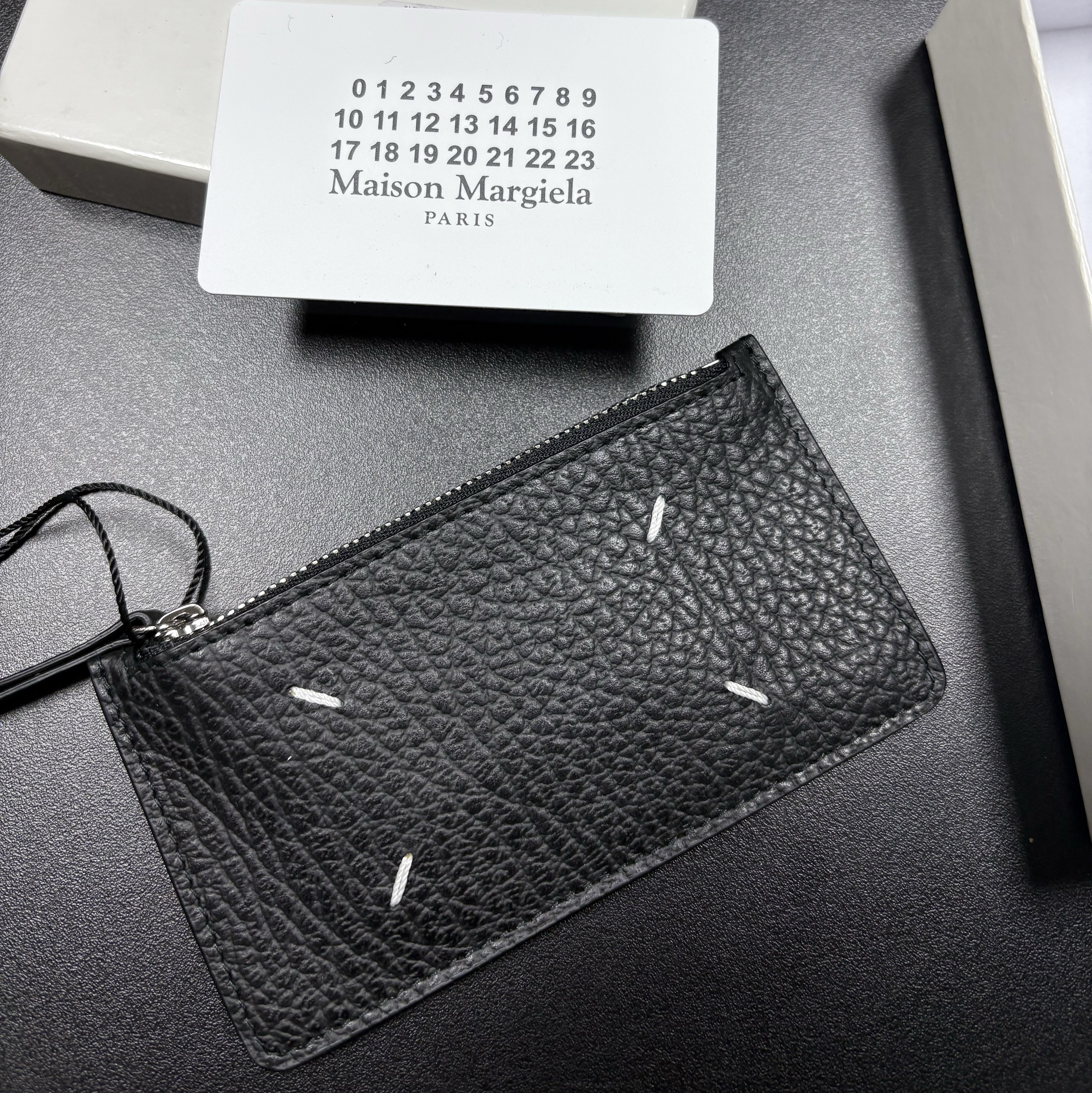 Maison Margiela Stitch Leather Zipped Card Holder Black 착용 스타일
