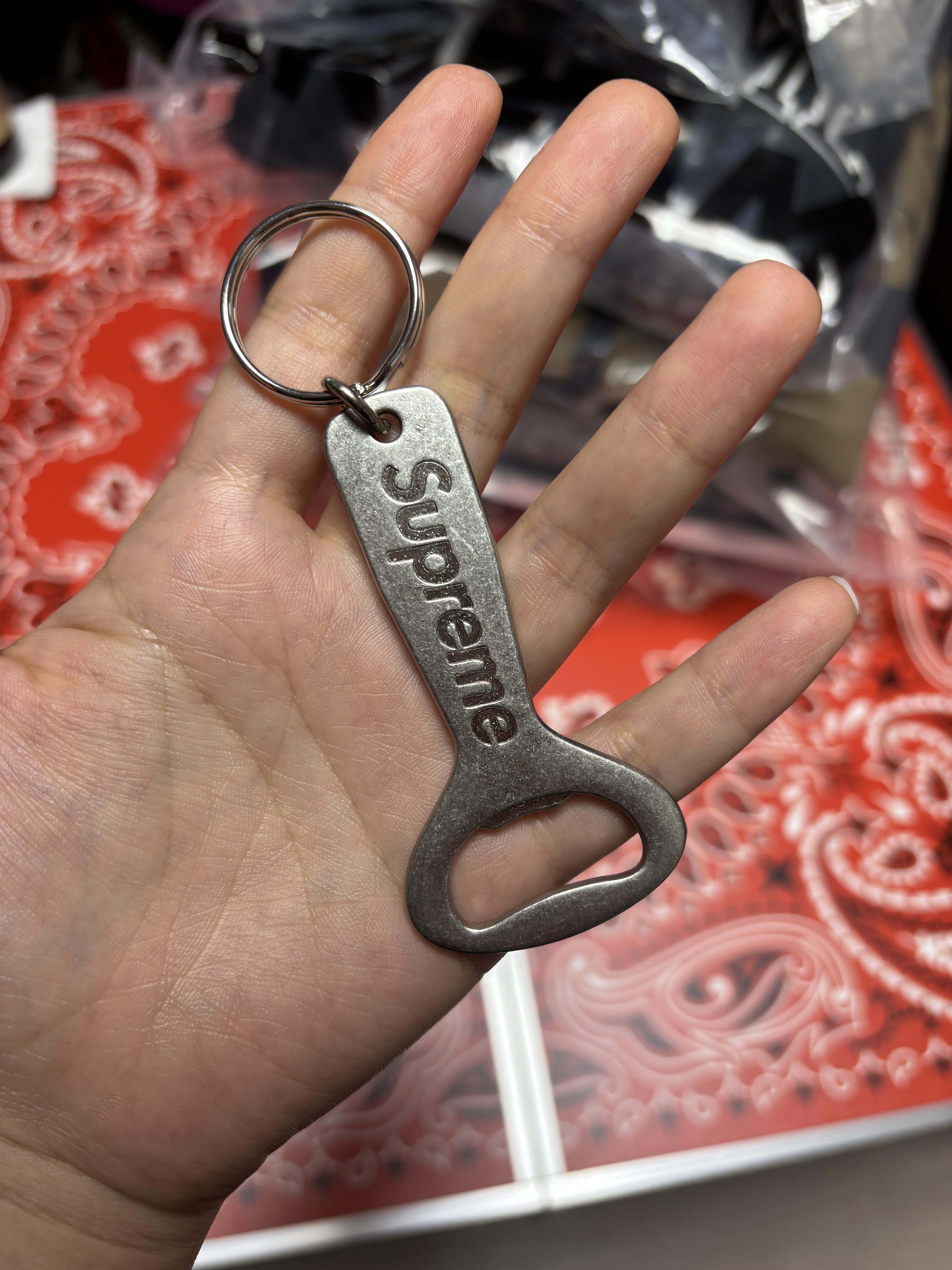 Supreme Fuzzy Camp Cap White - 24FW, Supreme Bottle Opener Keychain Silver - 24FW 착용 스타일 - 2