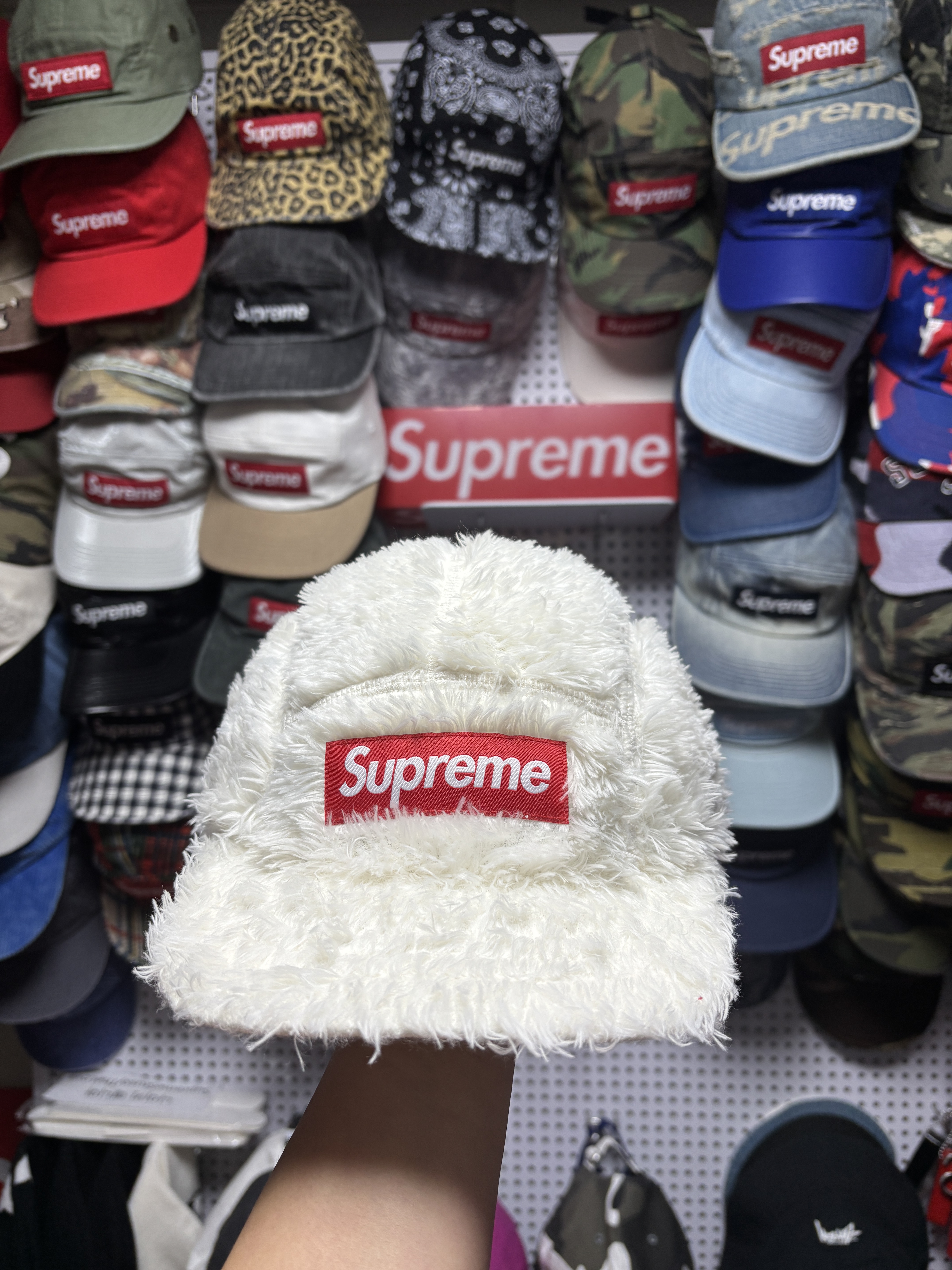 Supreme Fuzzy Camp Cap White - 24FW, Supreme Bottle Opener Keychain Silver - 24FW 착용 스타일 - 1
